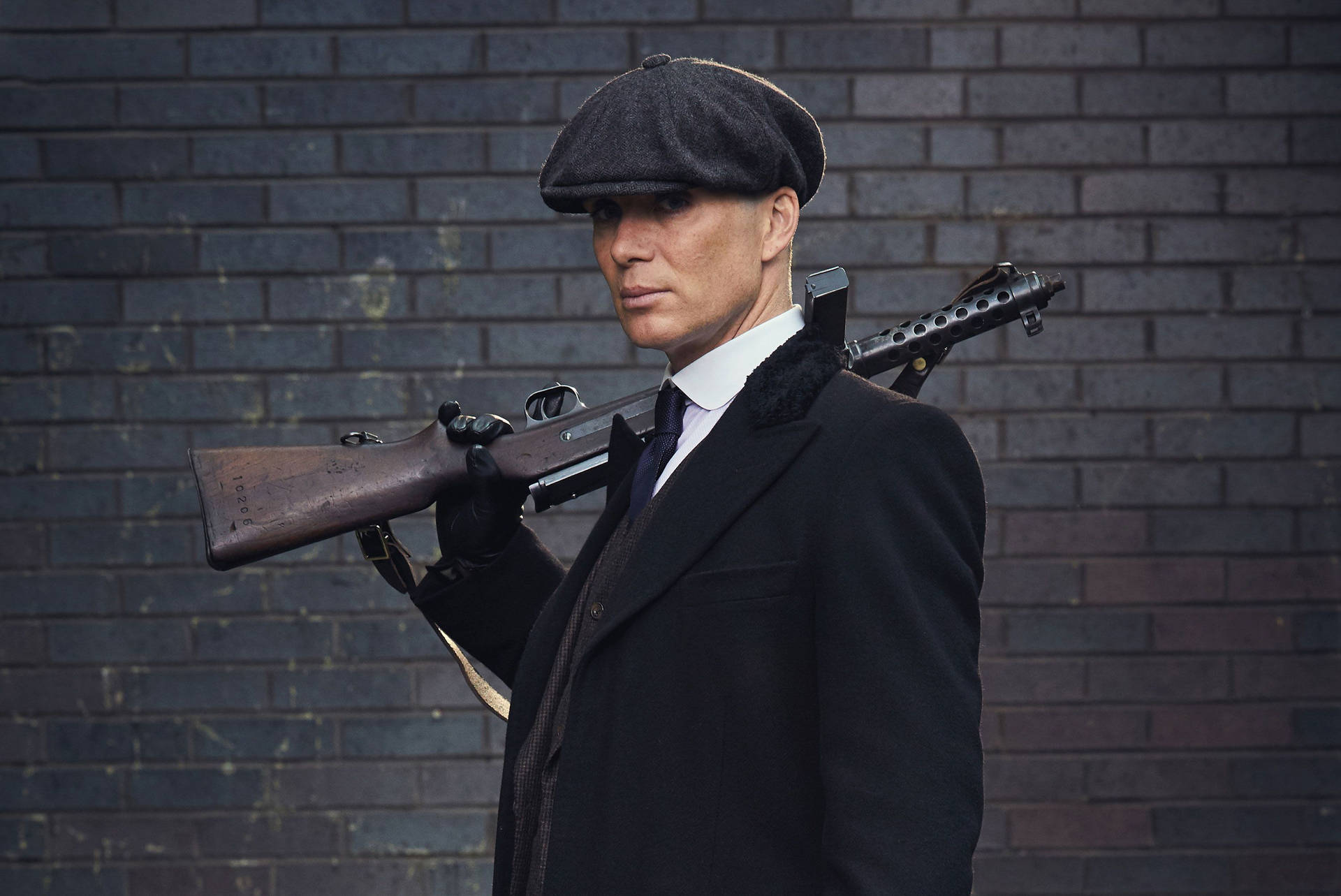 Cillian Murphy With Rifle Background