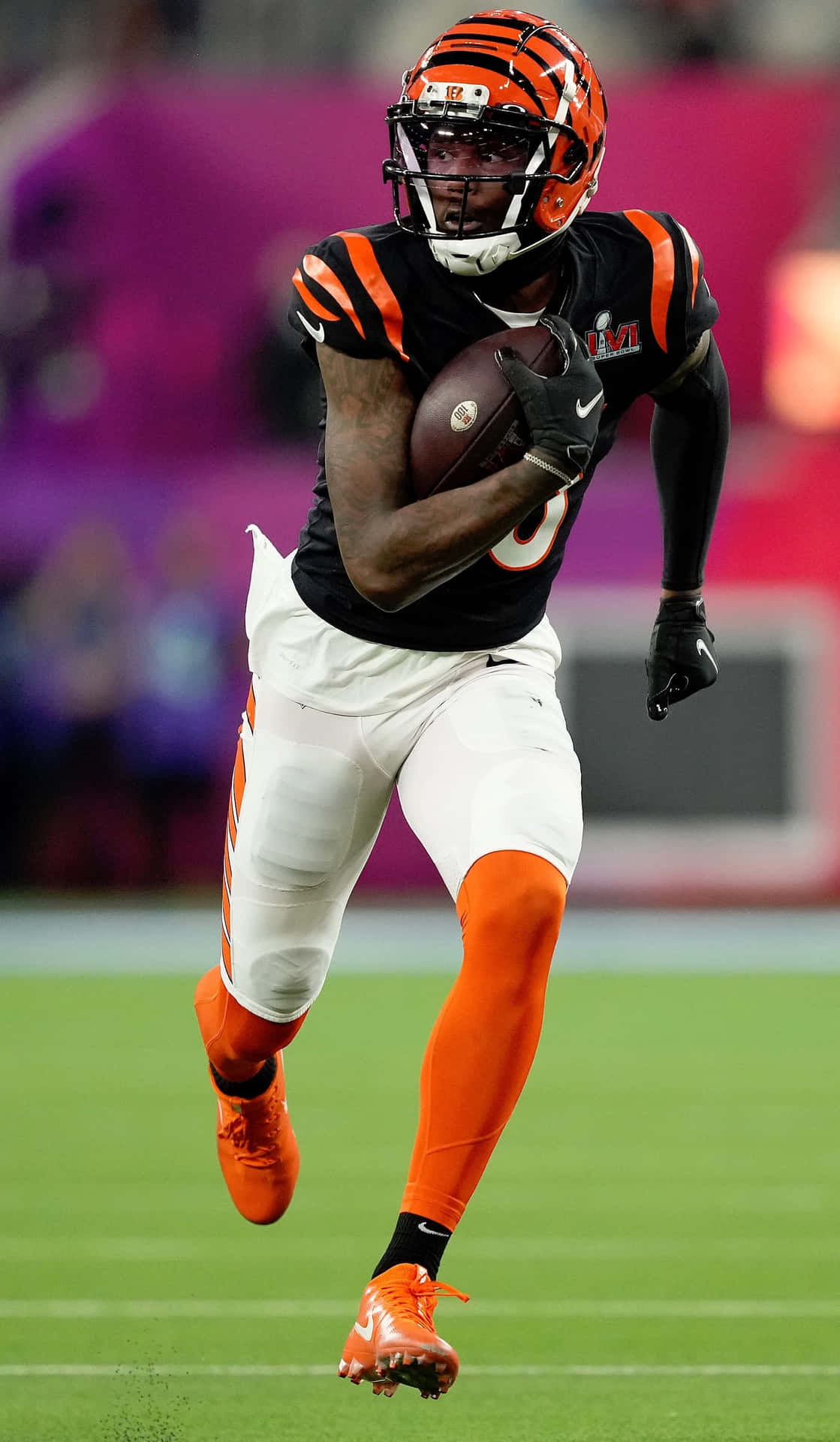 Cincinnati Bengals Player Running With Ball Wallpaper