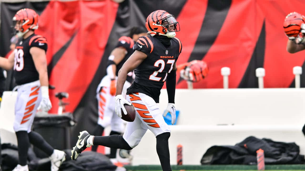 Cincinnati Bengals Player Warming Up Wallpaper