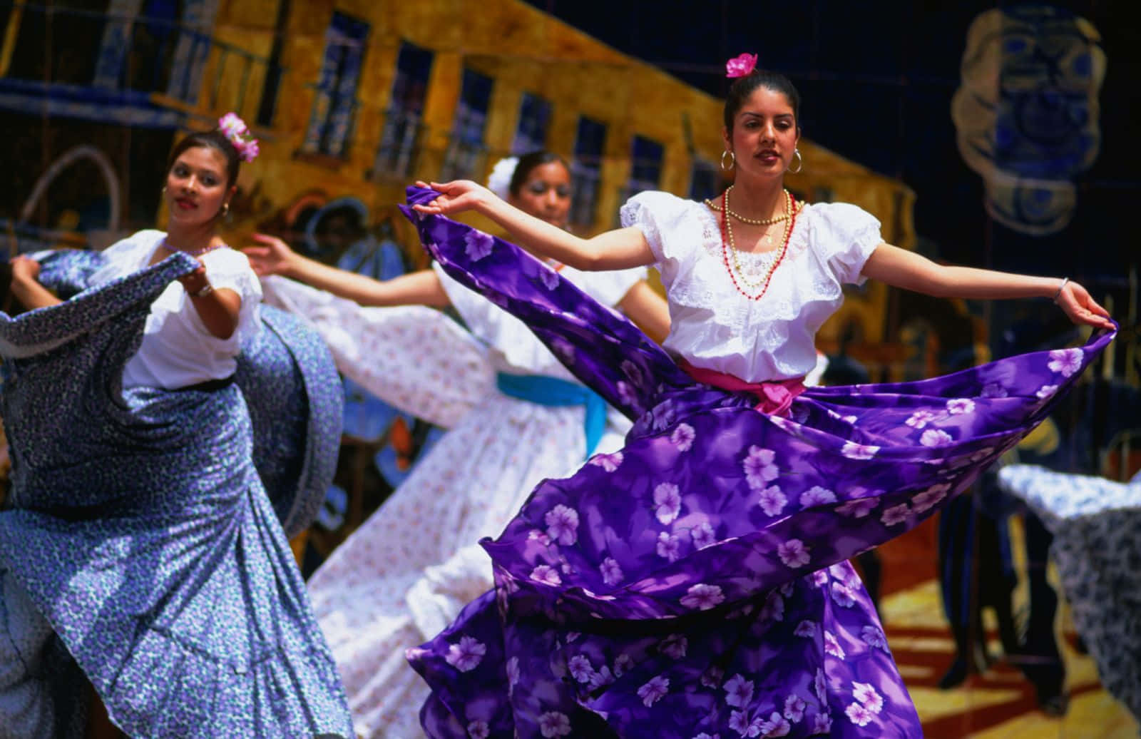 Dancing In Los Angeles During Cinco De Mayo Background