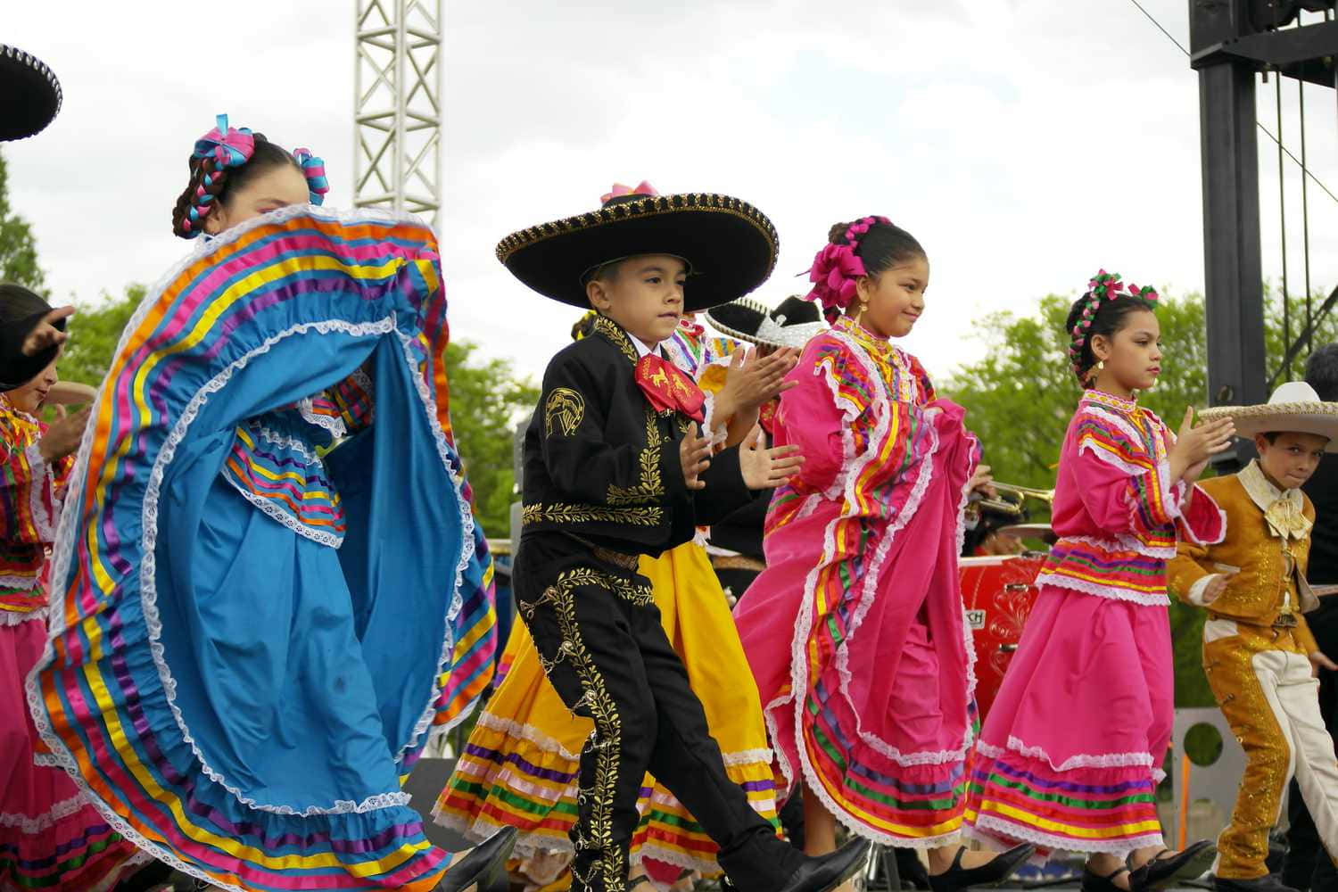 Mexican Kids Dancing Cinco De Mayo Background