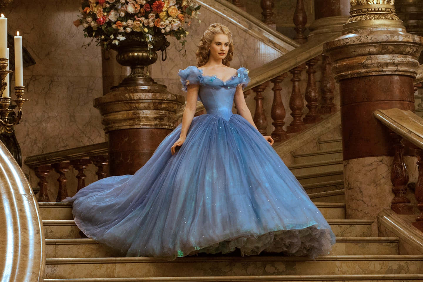 Bildvon Cinderella In Ihrem Charakteristischen Blauen Ballkleid