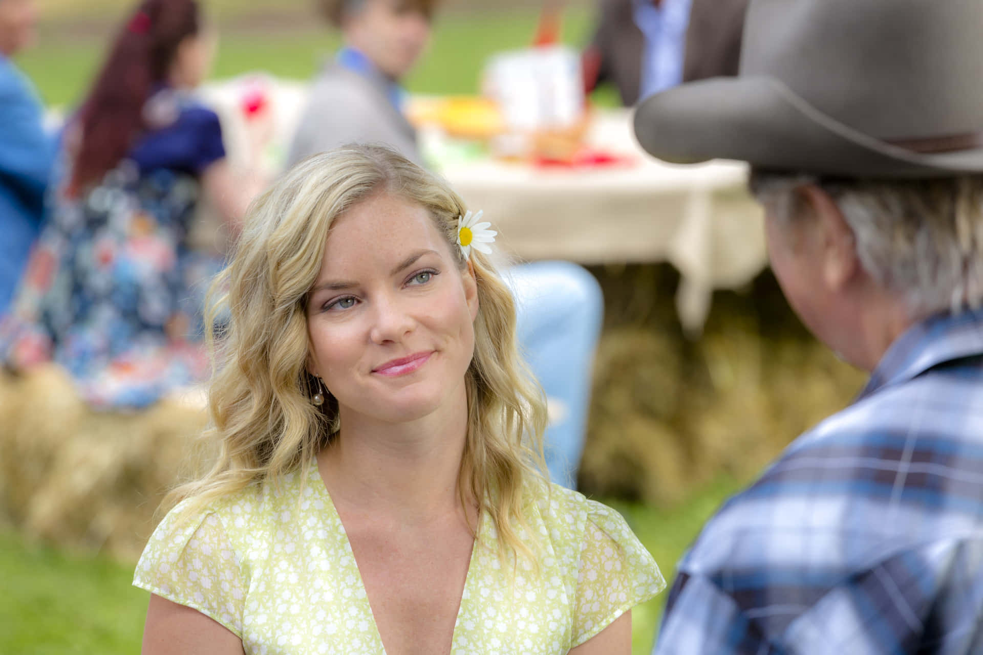 Cindy Busby Smilingat Country Fair Wallpaper