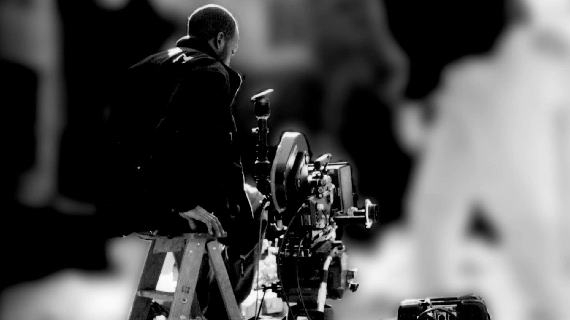 Cinematographerin Action Blackand White Wallpaper