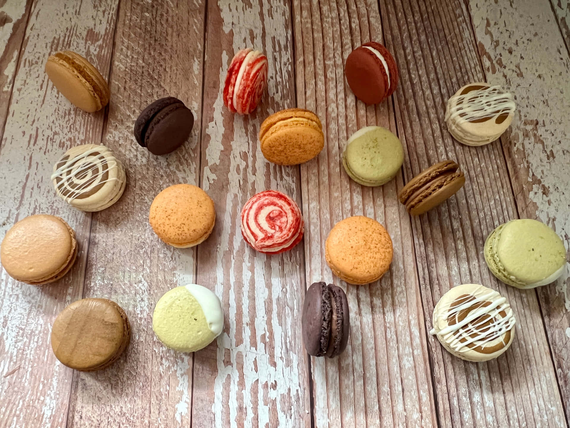 Köstlichefranzösische Macarons Im Zimt-design Wallpaper