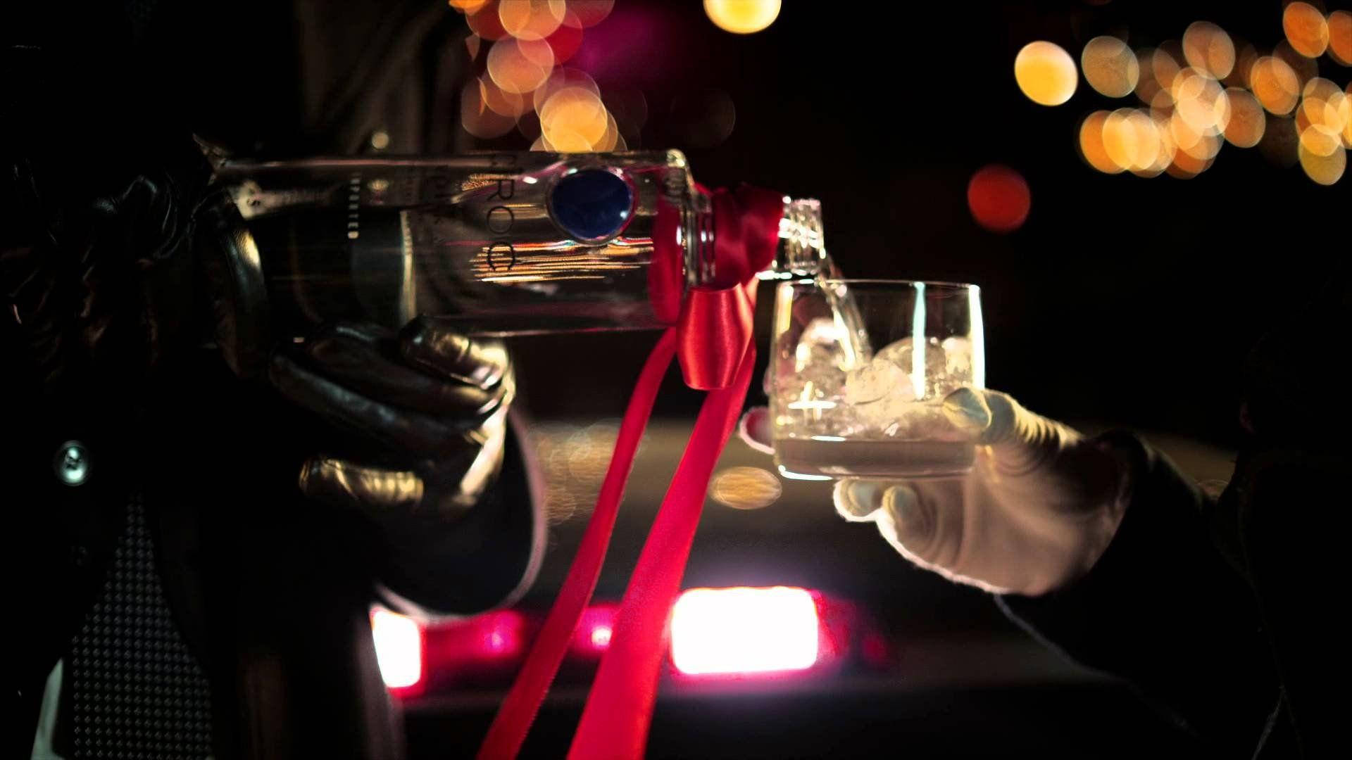 Botellade Vodka Francés Ciroc Vertido En Un Vaso De Vidrio. Fondo de pantalla
