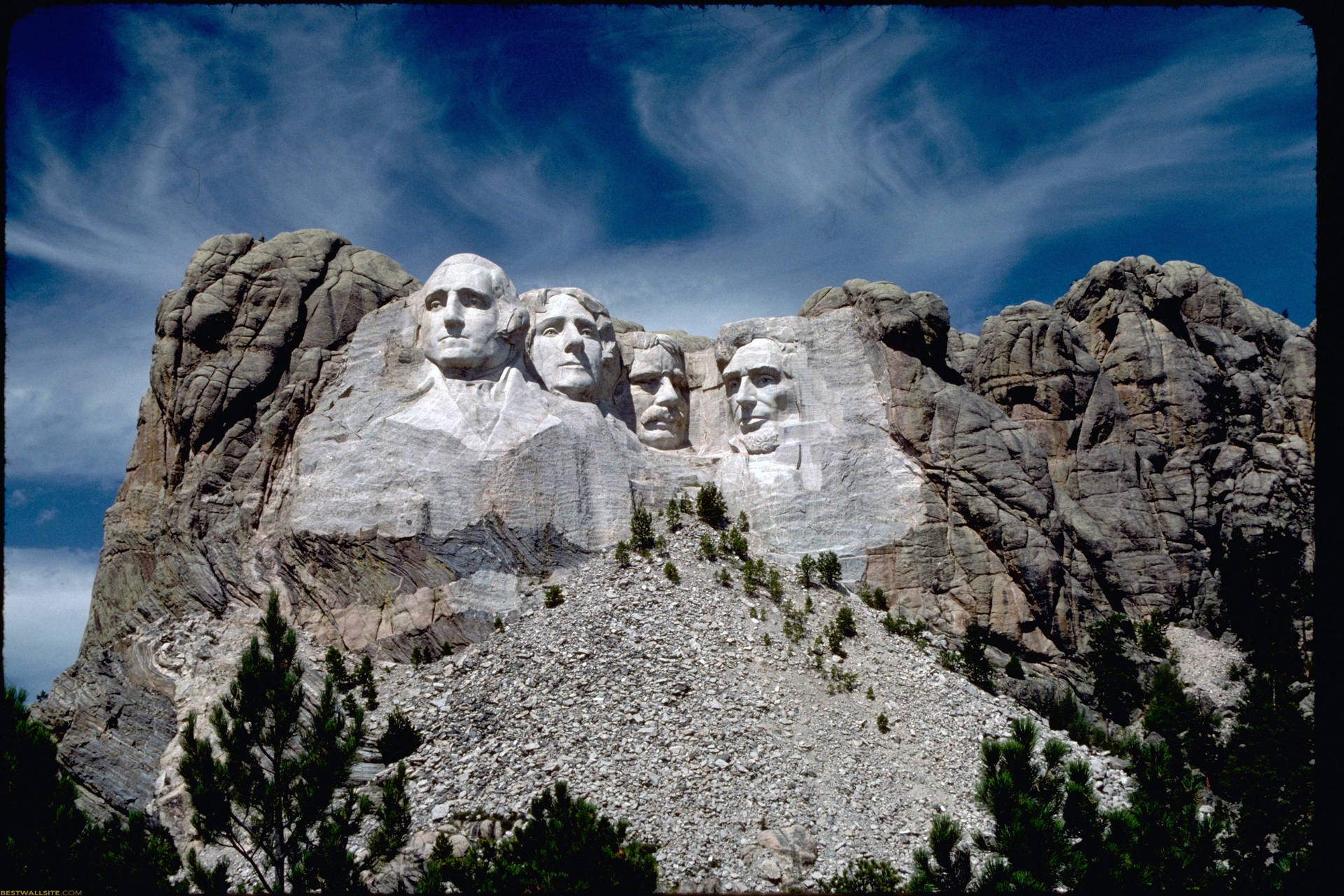Cirruswolkenauf Dem Mount Rushmore Wallpaper