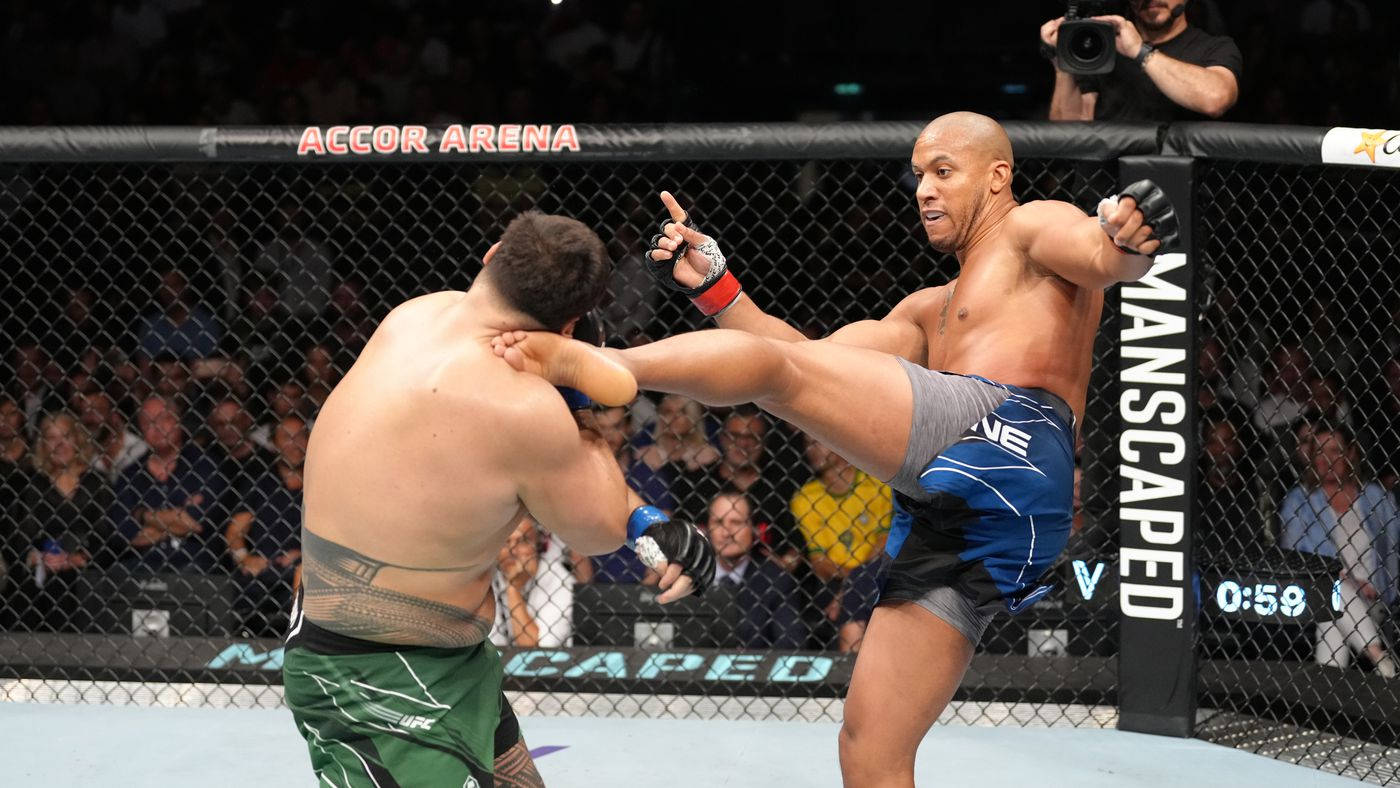 Ciryl Gane sparker Tai Tuivasas hoved af i en episk UFC 254-afslutning Wallpaper