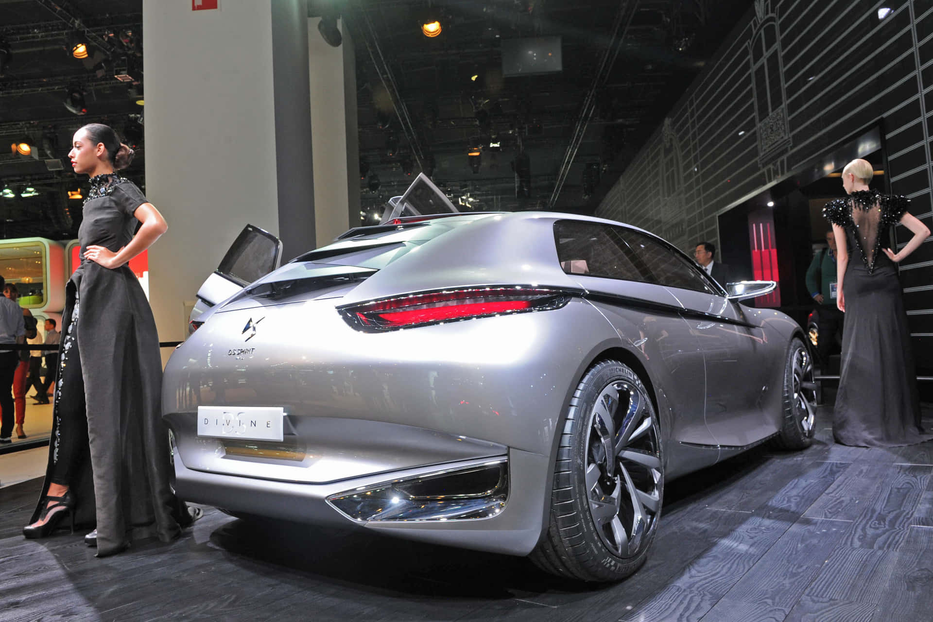 Citroen Divine D S Concept Met Modellen Achtergrond