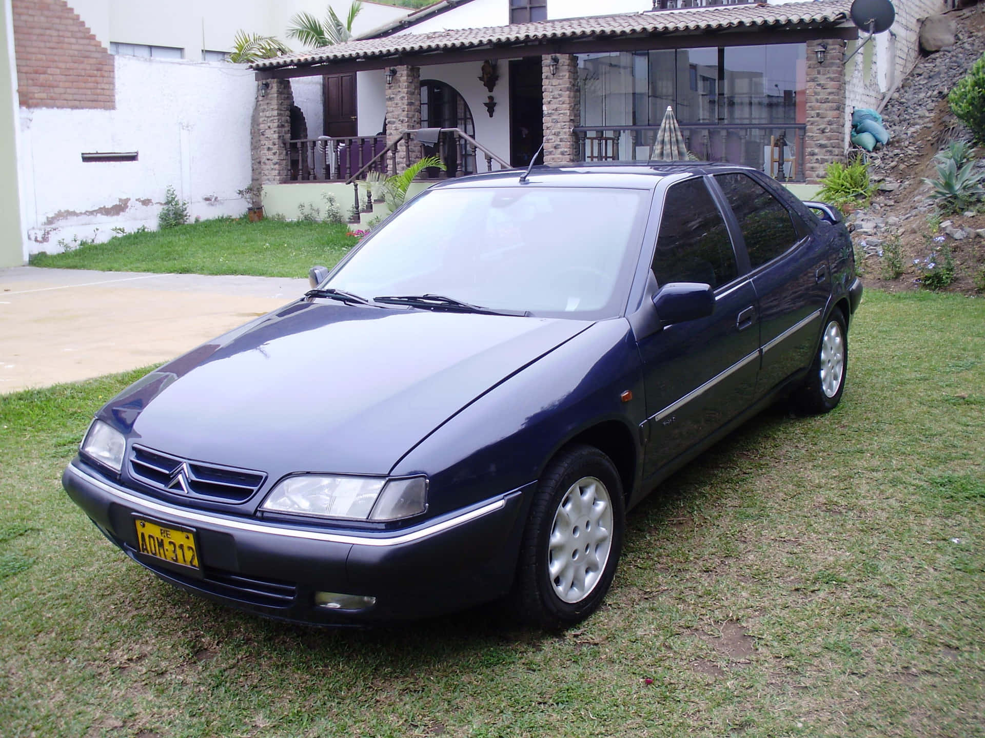 Citroen Xantia Cruising On An Open Road. Wallpaper