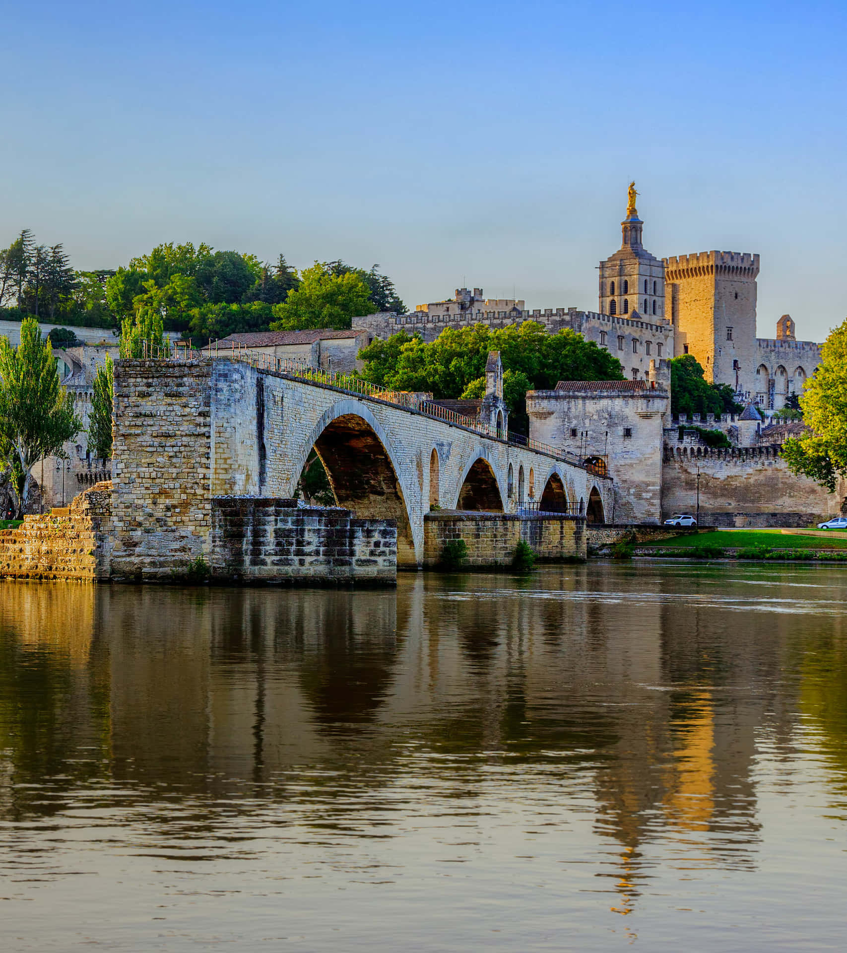 Destaqueda Pausa Na Cidade De Avignon. Papel de Parede