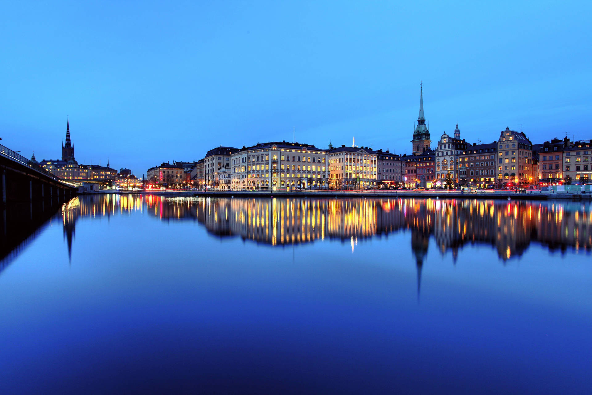 Cittàdi Stoccolma Riflessa Nell'acqua Sfondo