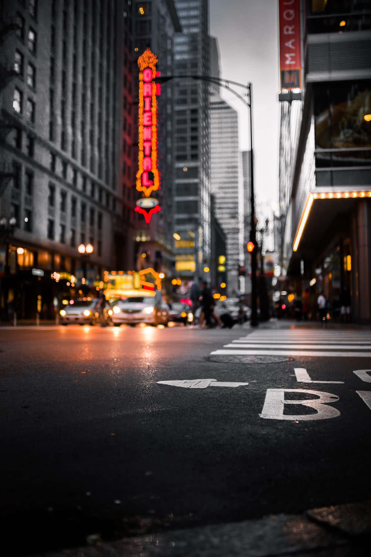 Et lysoplyst gademiljø om natten i New York Wallpaper
