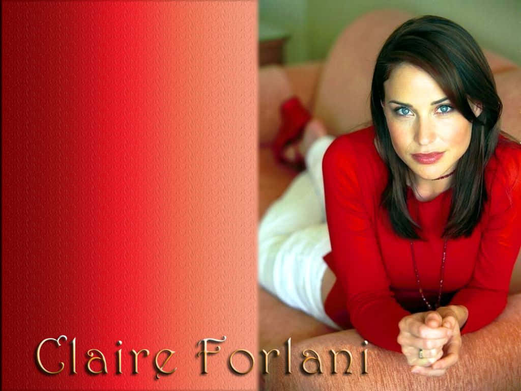 Claire Forlani posing outdoors in a stylish outfit Wallpaper