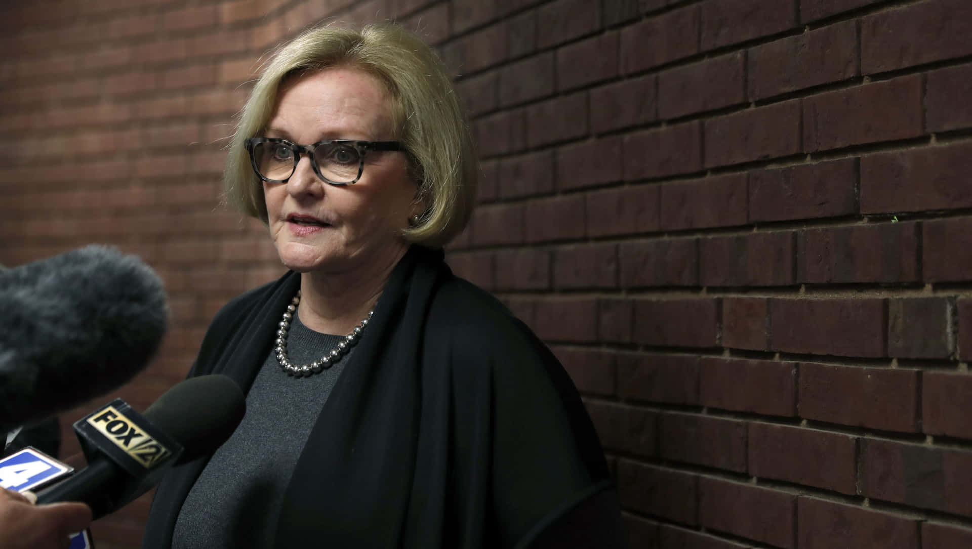 Claire Mccaskill Cornered By Press Background