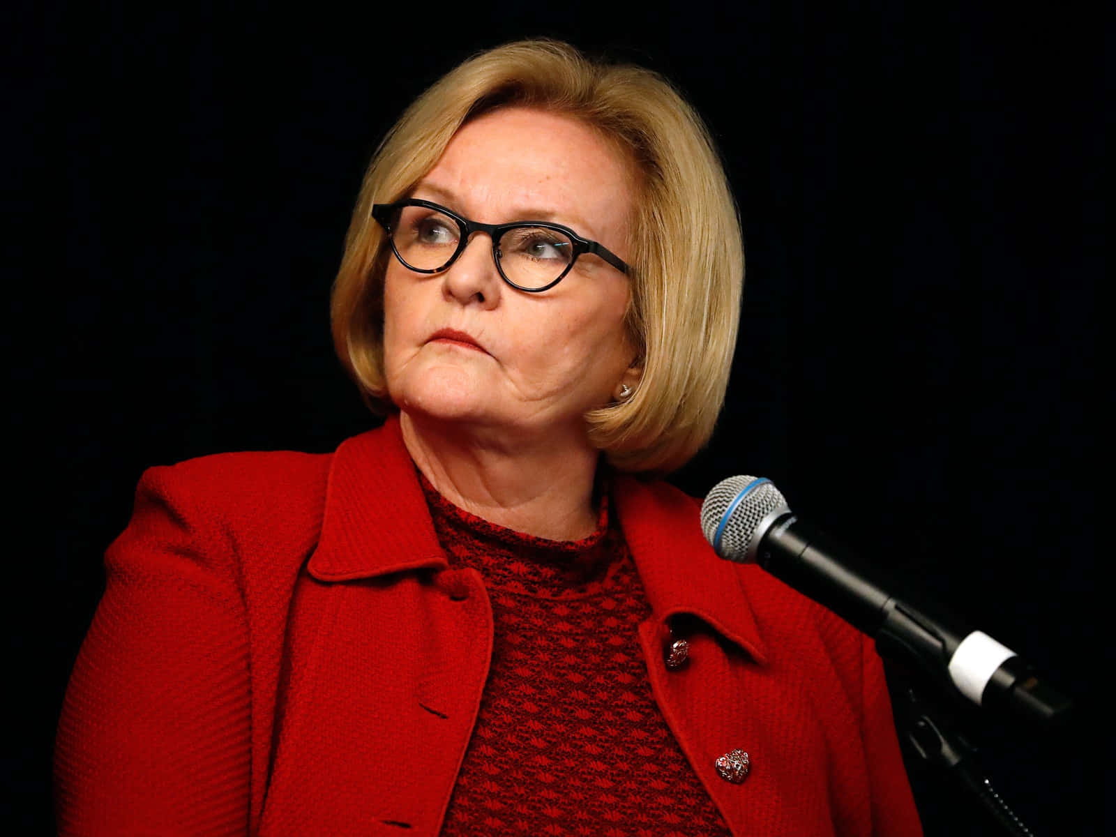 Claire Mccaskill In A Red Outfit Background