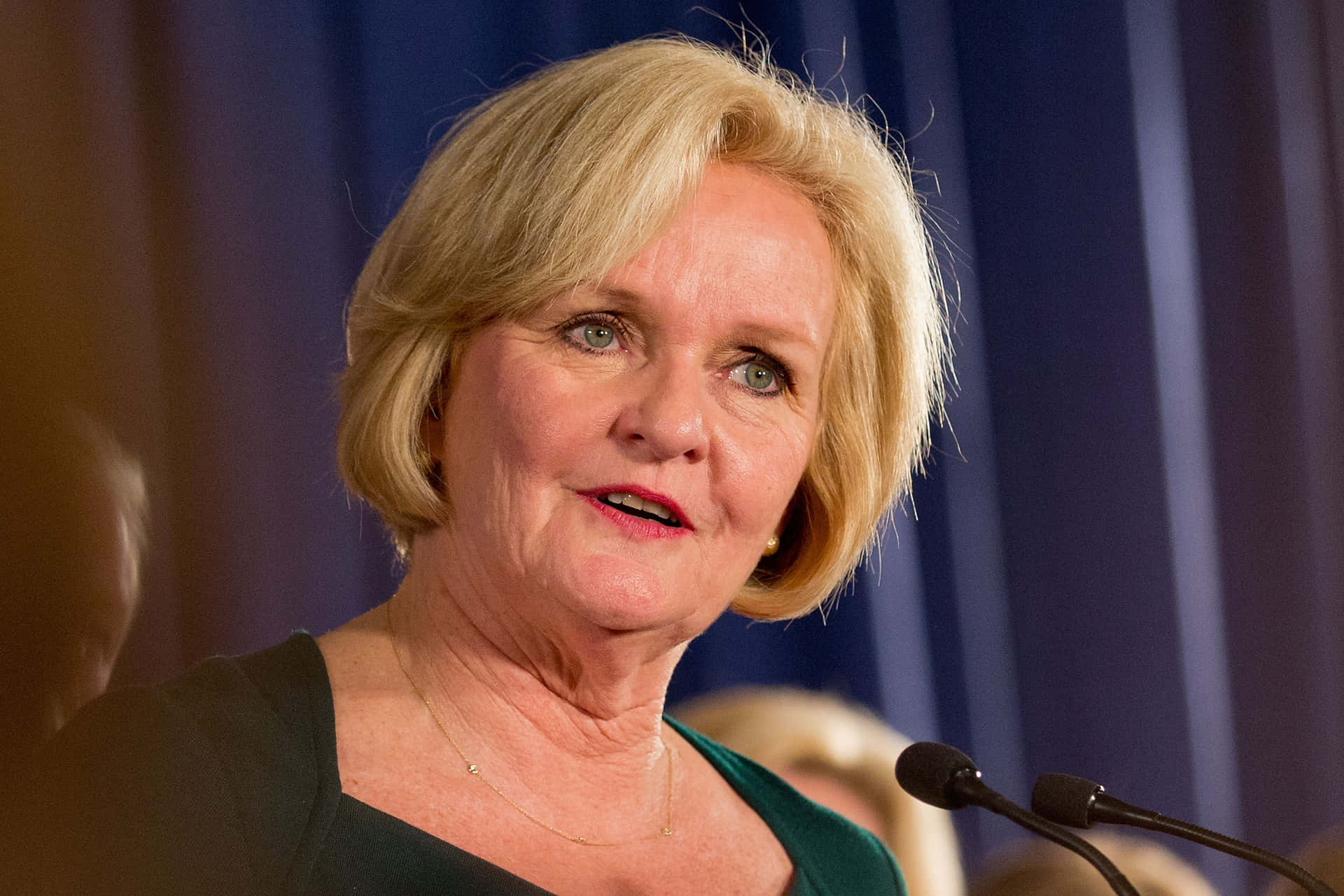 Claire Mccaskill In Teal Dress Background