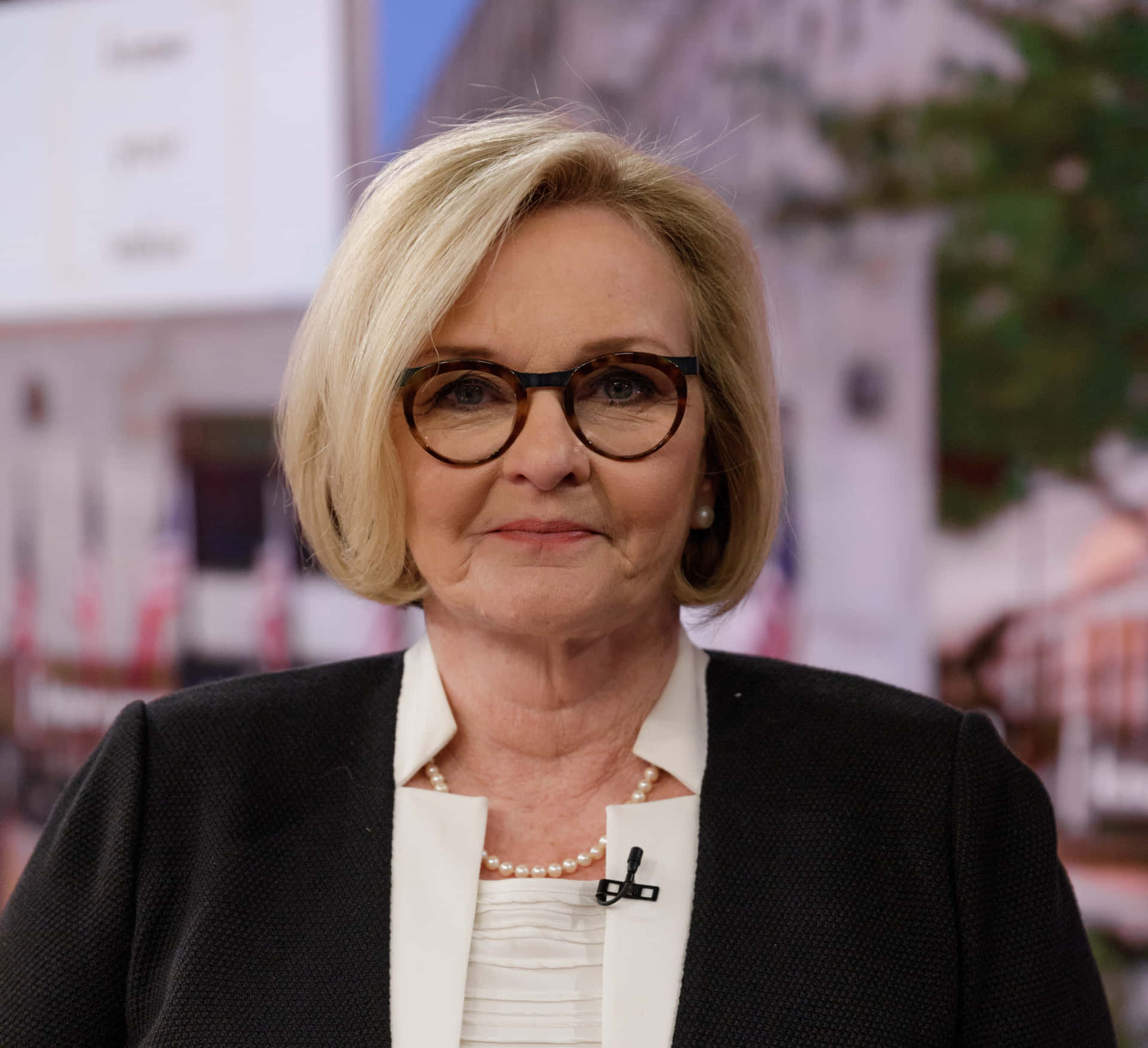 Claire Mccaskill With Pursed Lips Background