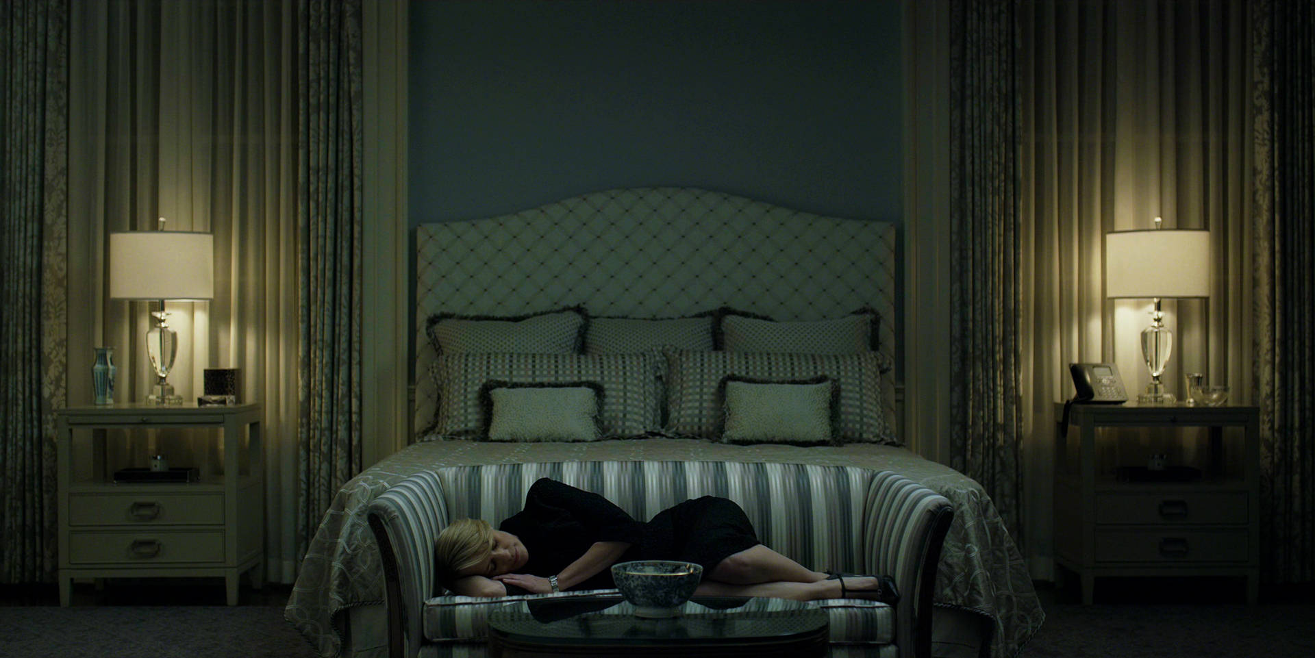 Claire fra Huset af Kort sover på sofaen. Wallpaper