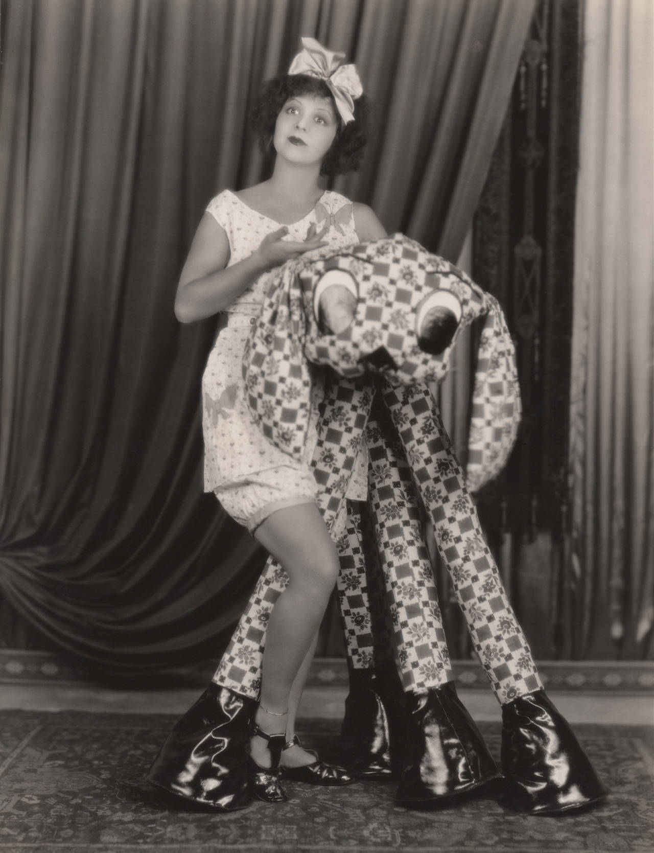 Clara Bow og lange ben fyldt legetøj mønster wallpaper Wallpaper