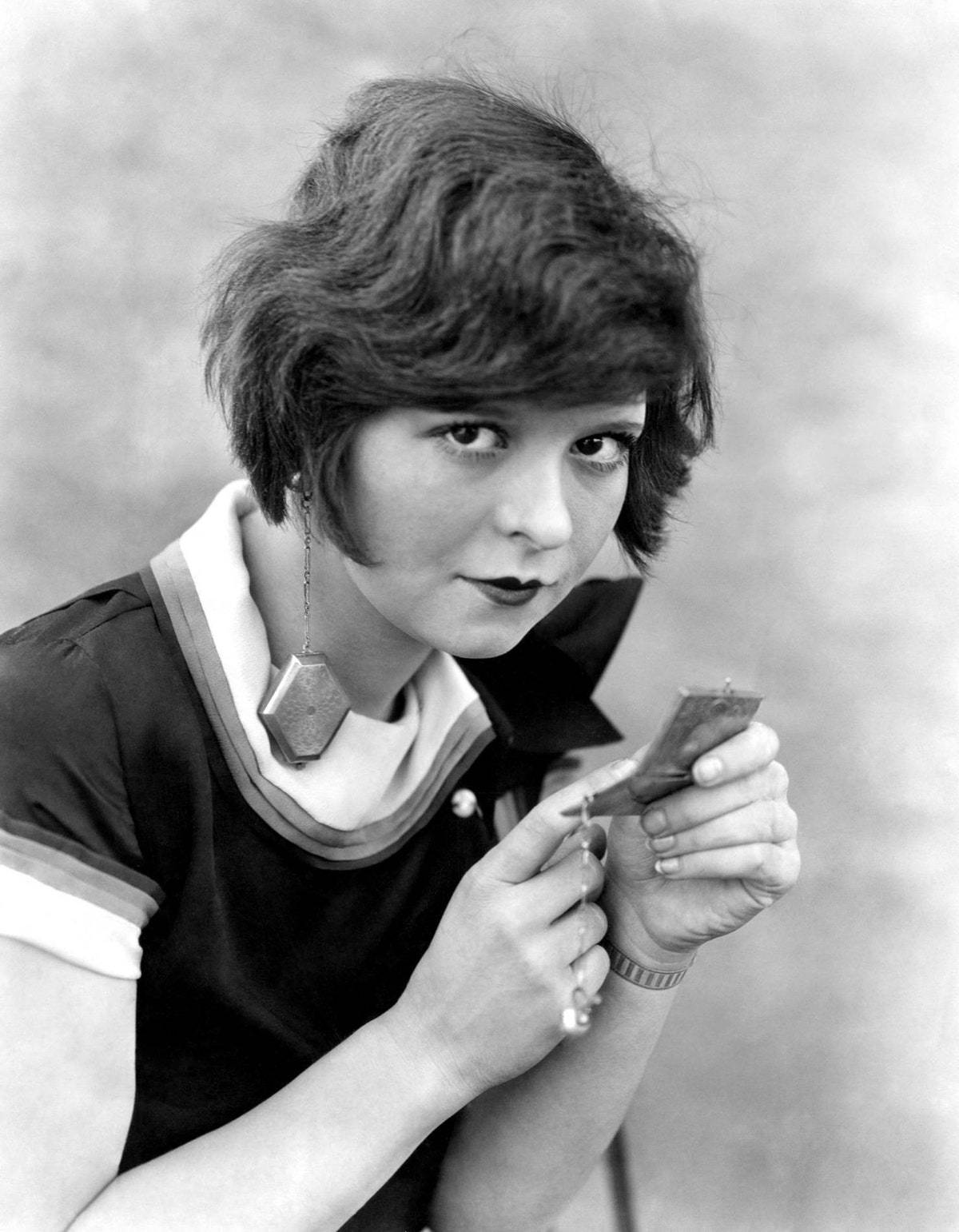 Clara Bow Original It Girl Tapet: Se det glimrende portræt af Clara Bow på dette klassiske tapet. Wallpaper