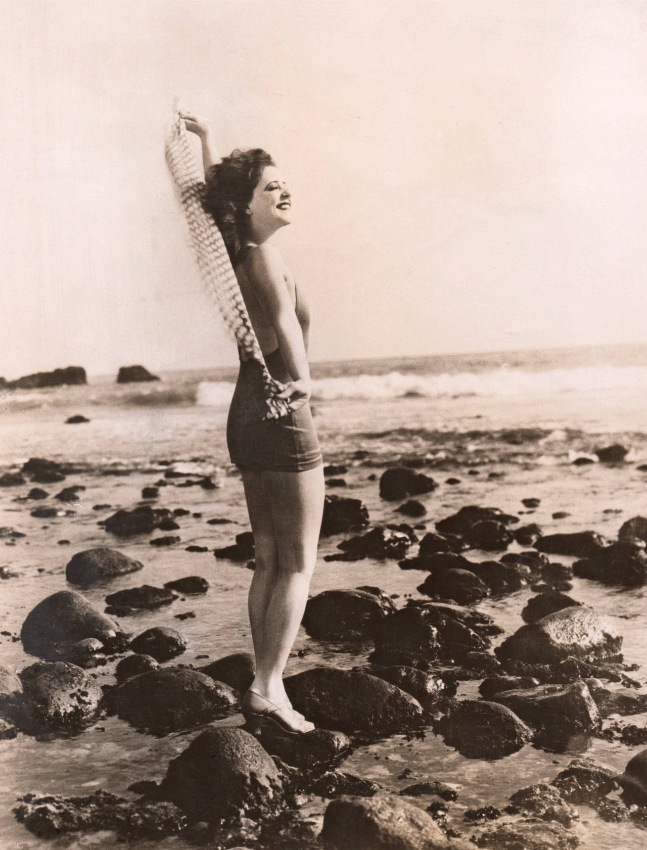 Clara Bow Rocky Seaside Sfondo
