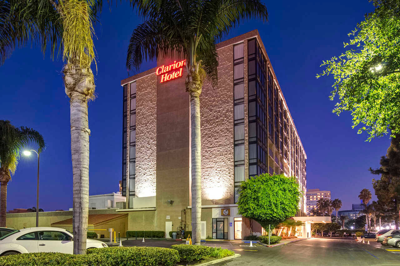 Relax with Comfort and Convenience at the Clarion Hotel in Anaheim Wallpaper