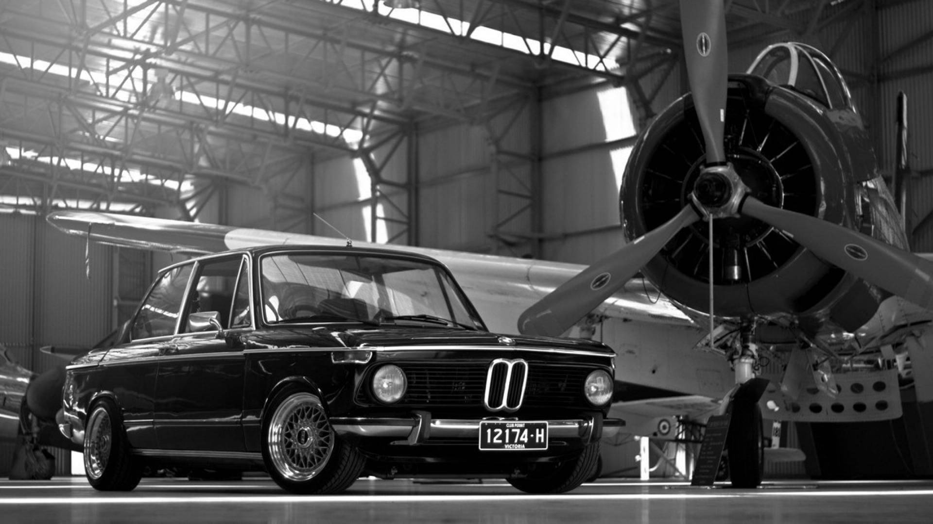 Klassisk BMW hænge i hangaren Wallpaper