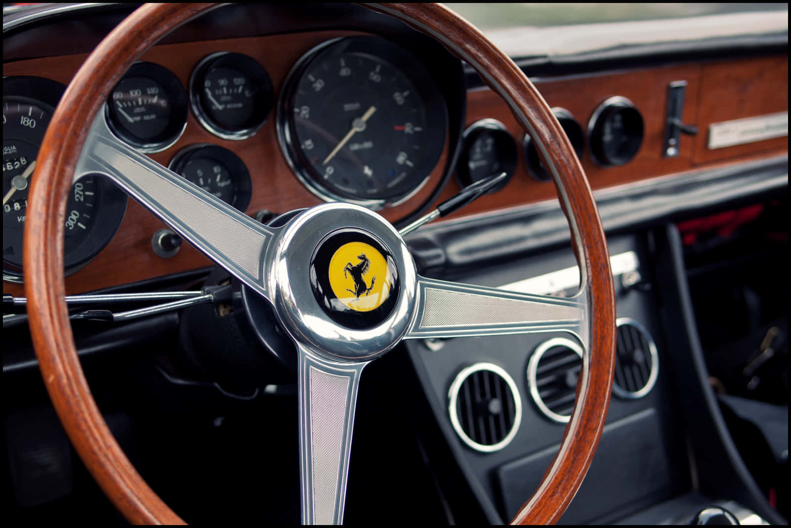 Classic Car Steering Wheeland Dashboard Wallpaper