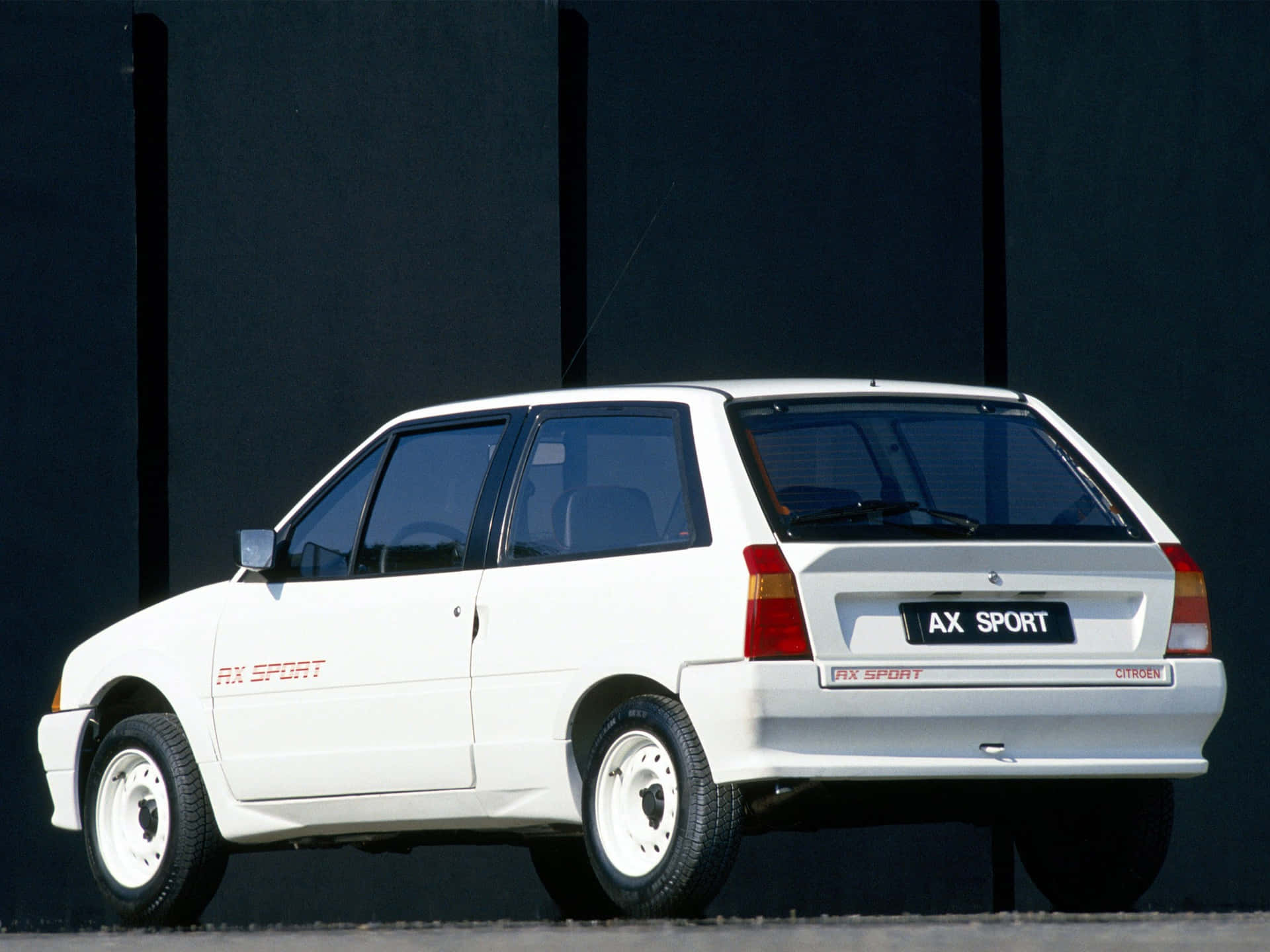 Klassieke Citroen Ax Op De Weg Achtergrond