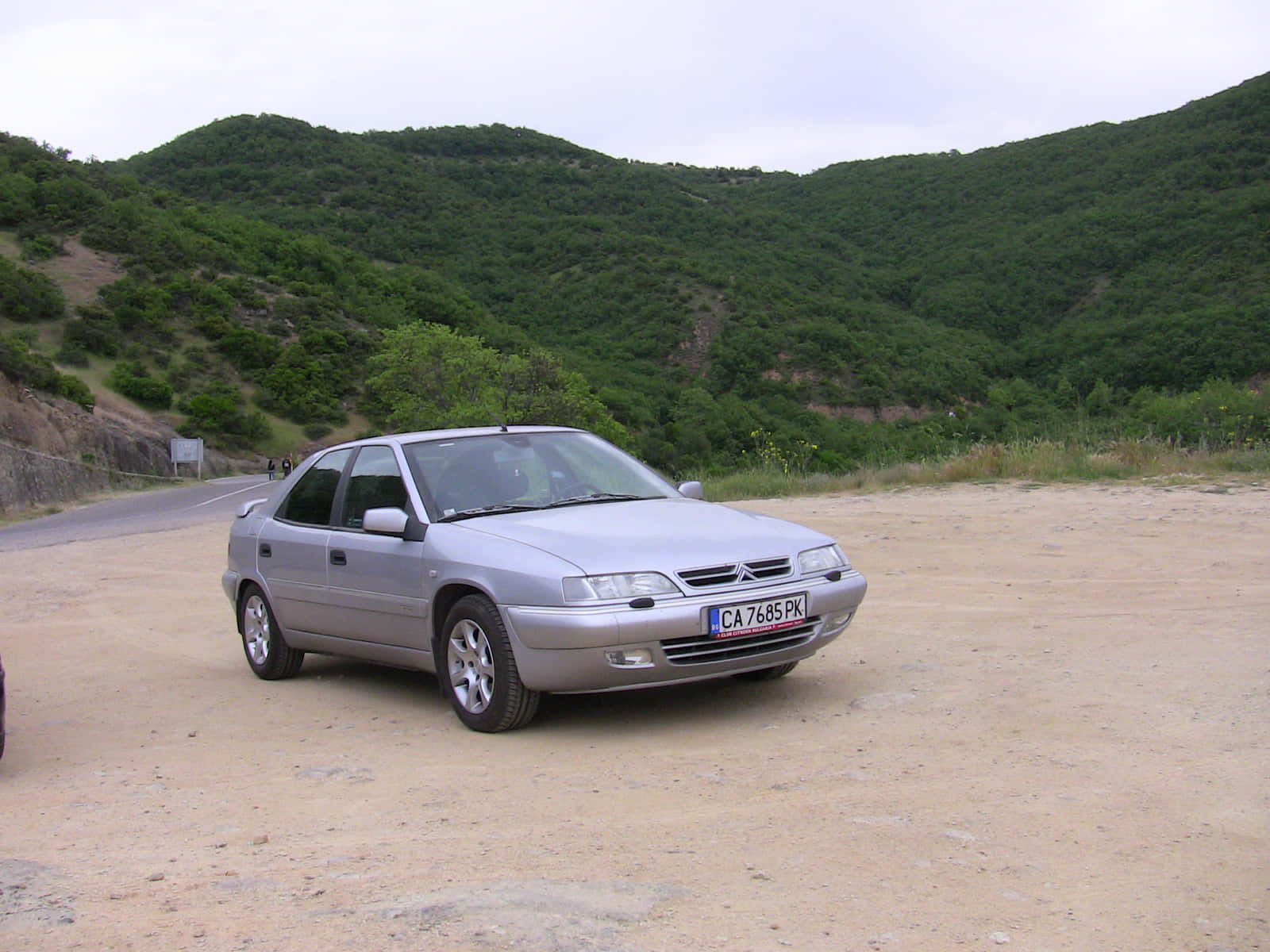 Classic Citroën Xantia In Motion On The Freeway Wallpaper