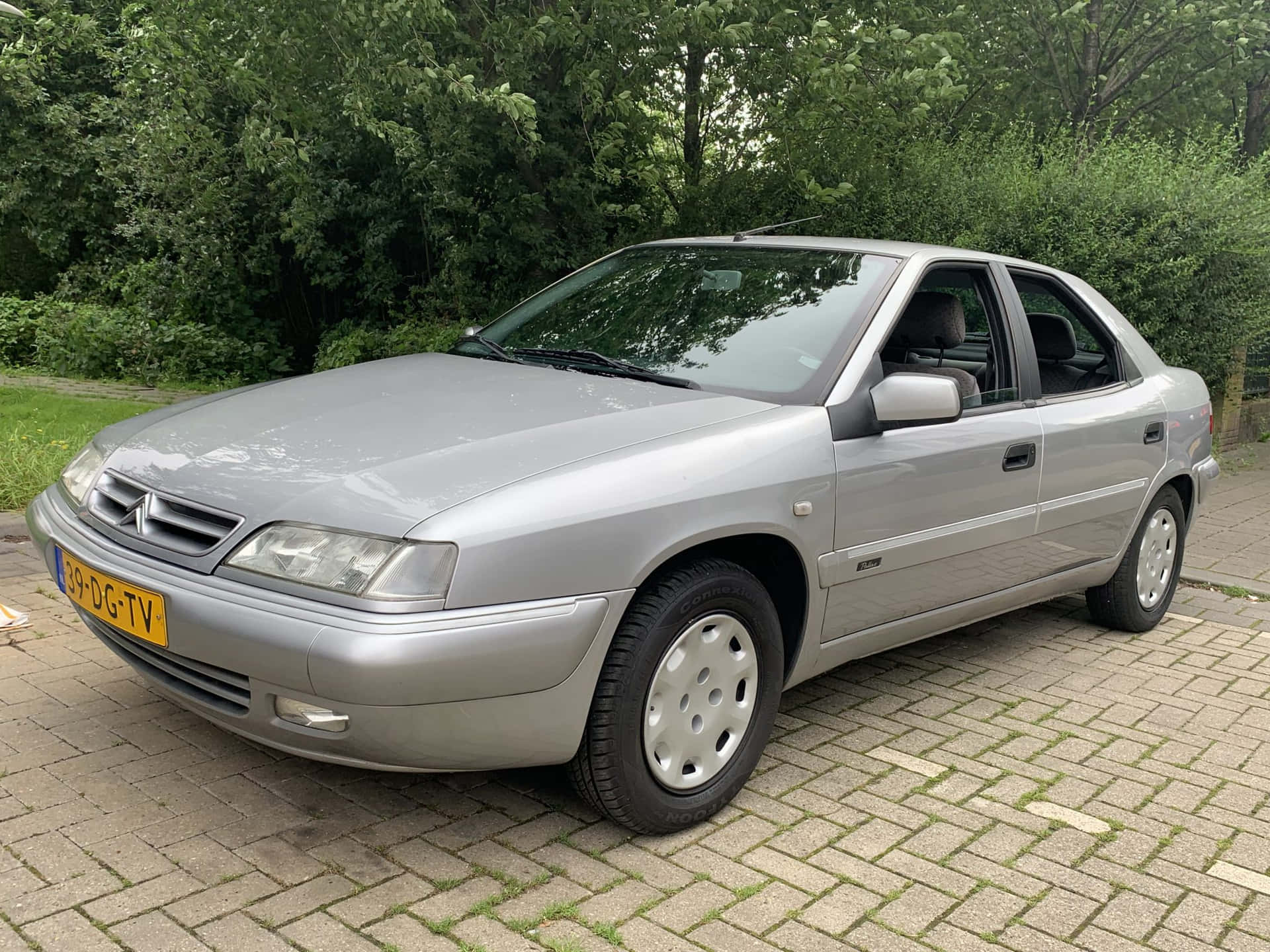 Classic Citroen Xantia In Prime Condition Wallpaper