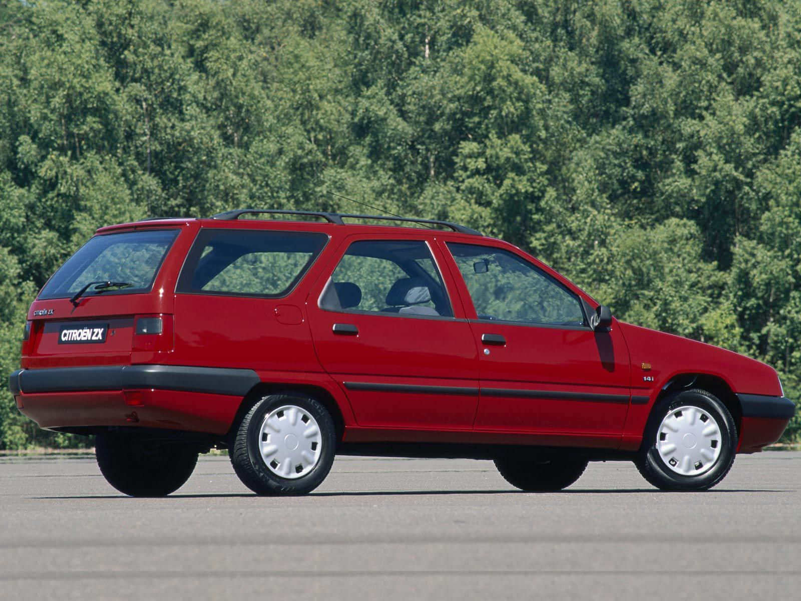 Classic Citroen Zx In Vibrant Cityscape Wallpaper