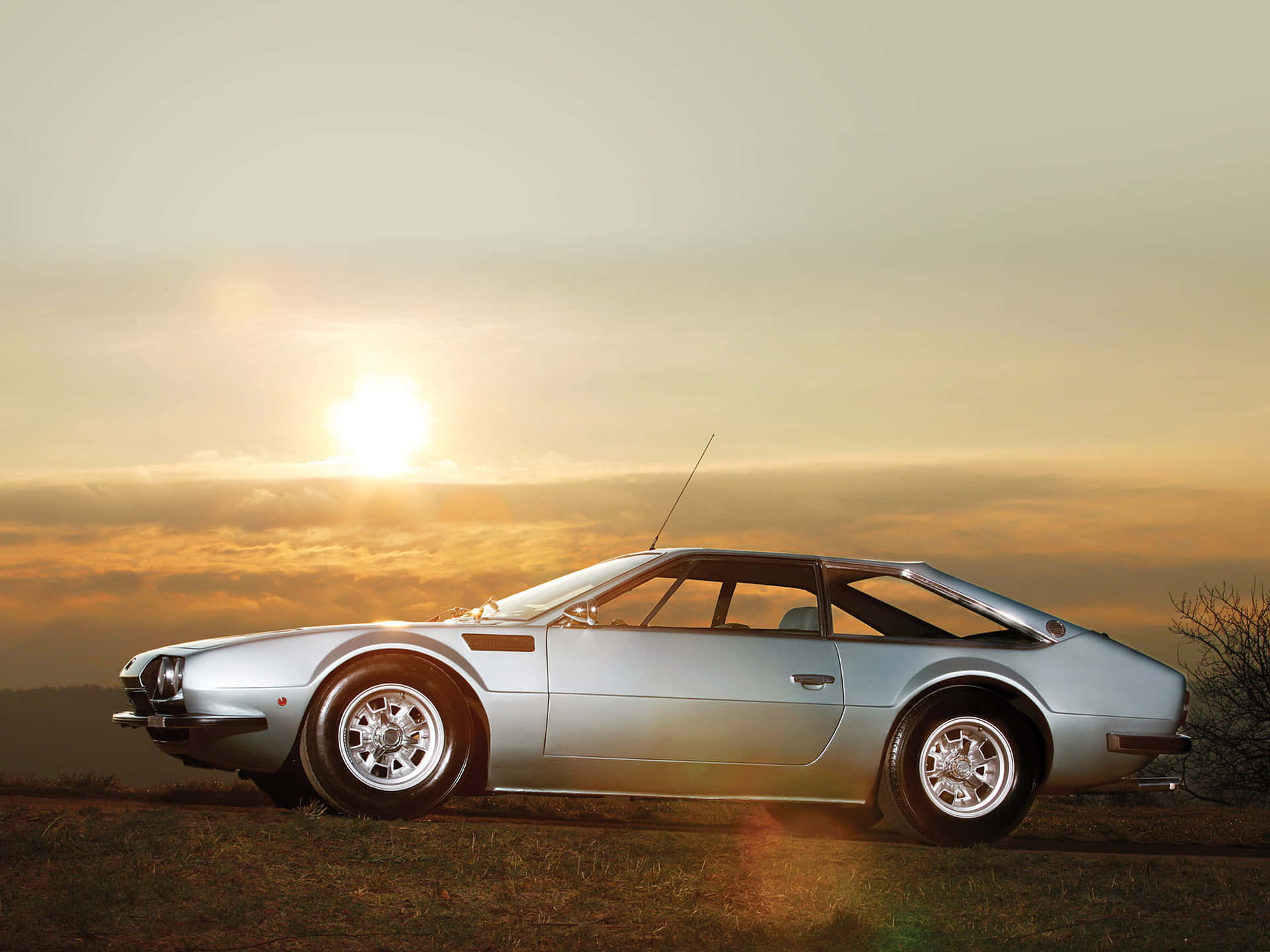 Classic Elegance - Lamborghini Jarama Wallpaper