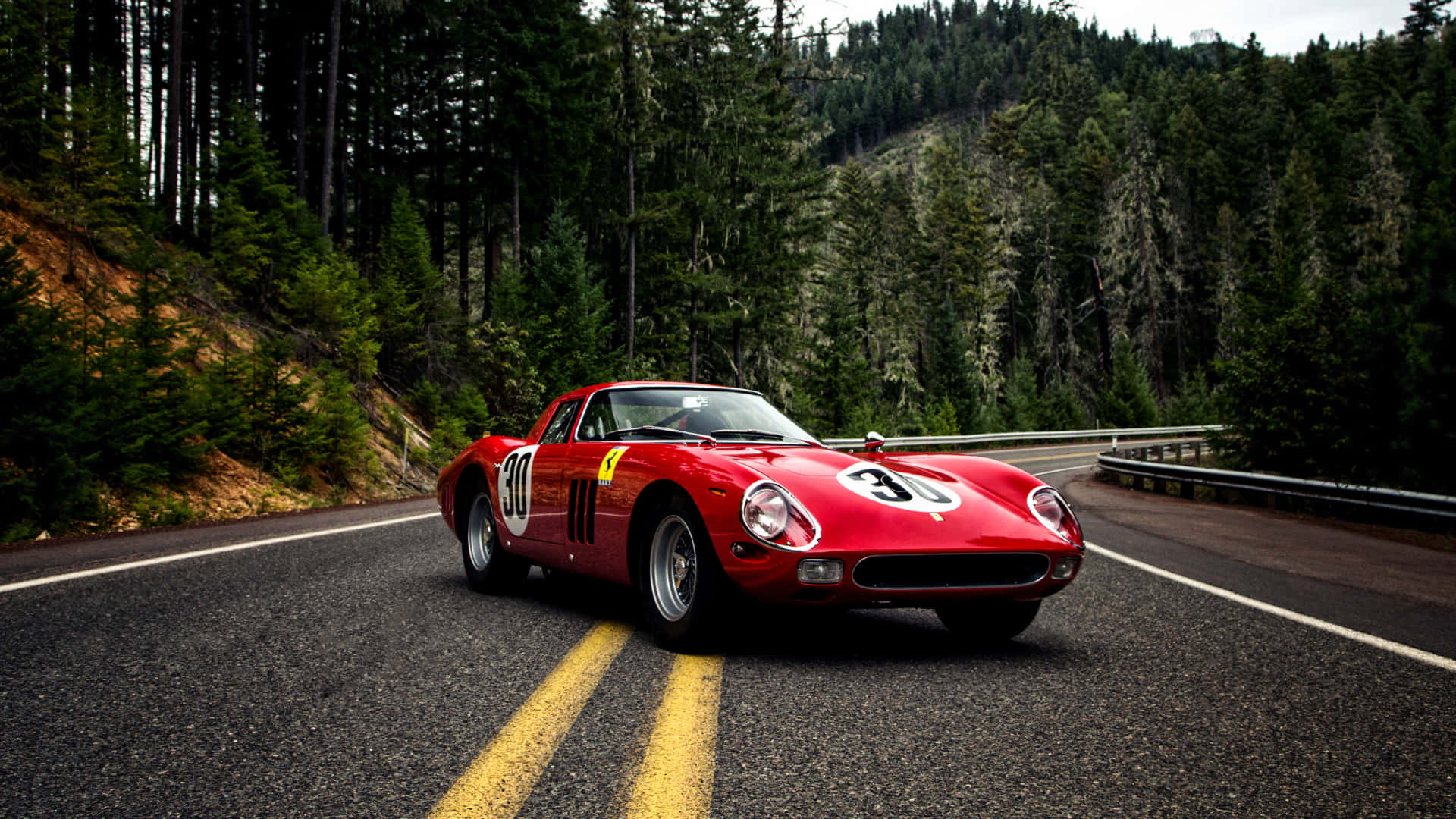 Ferrari F40 - en klassisk sportsvogn kører ned ad et bjergrød Wallpaper