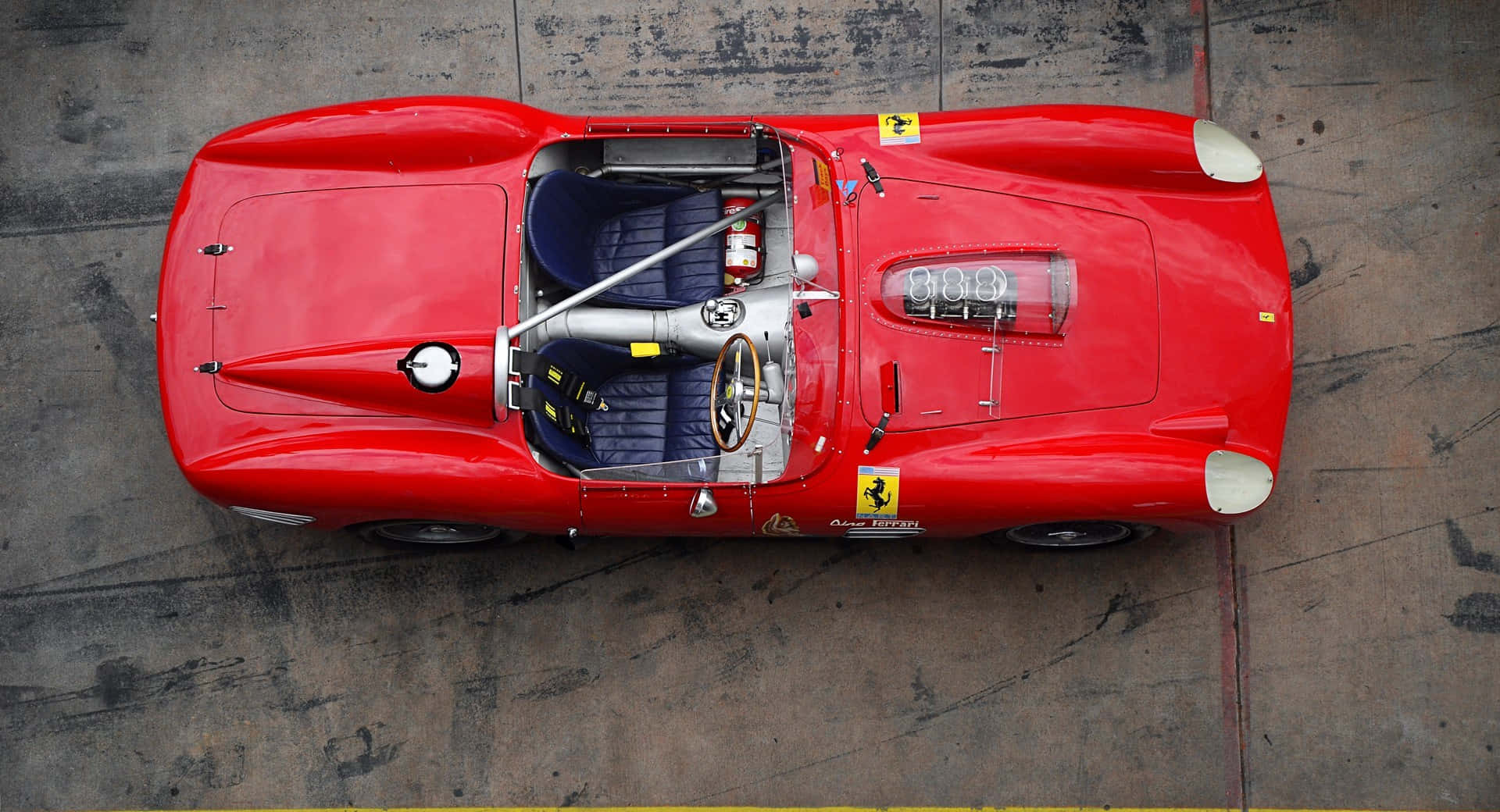 Esploral'europa Con Stile A Bordo Di Una Classica Ferrari Sfondo