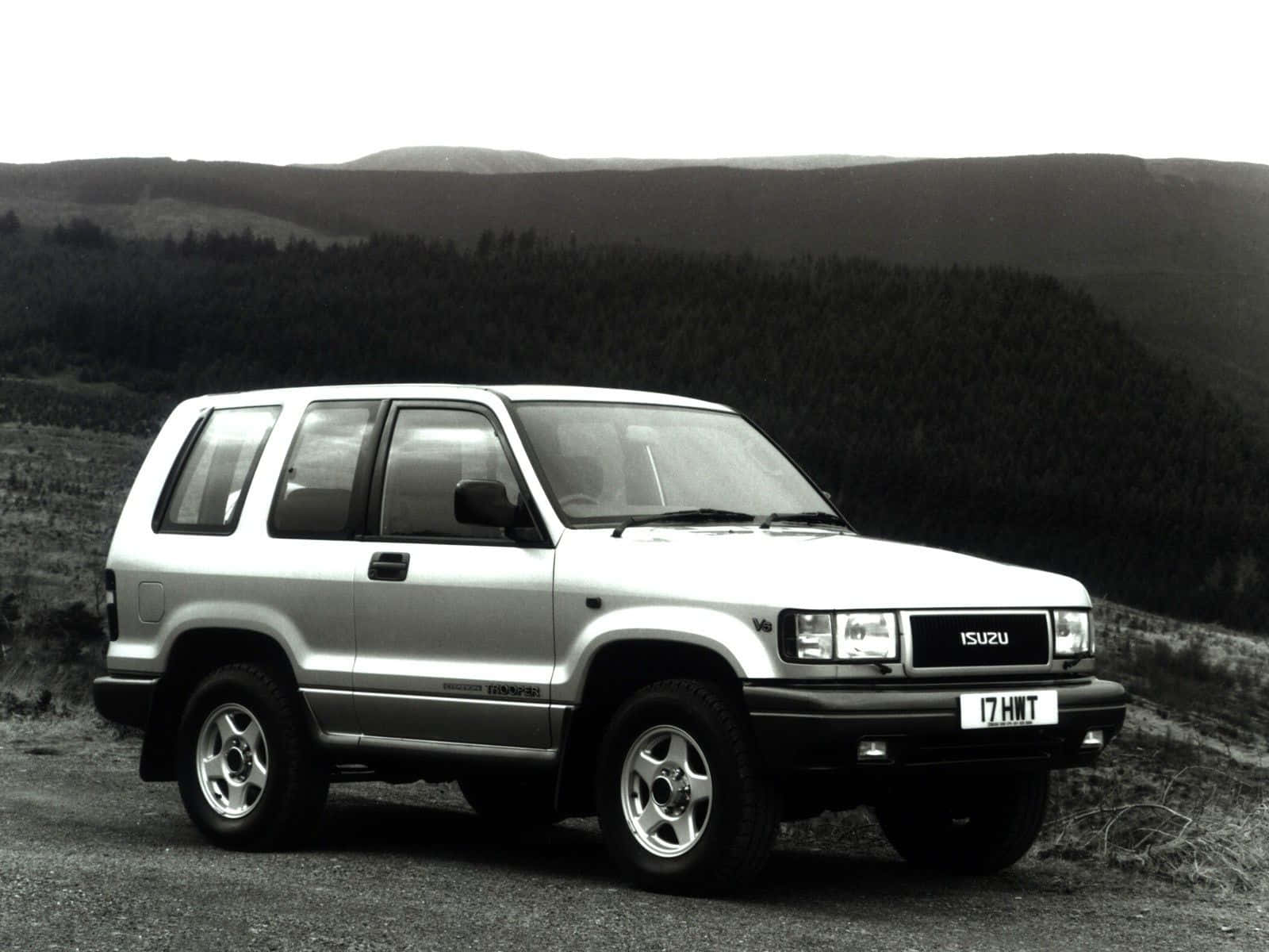 Klassinen Isuzu Trooper Maisemamatkalla Taustakuva