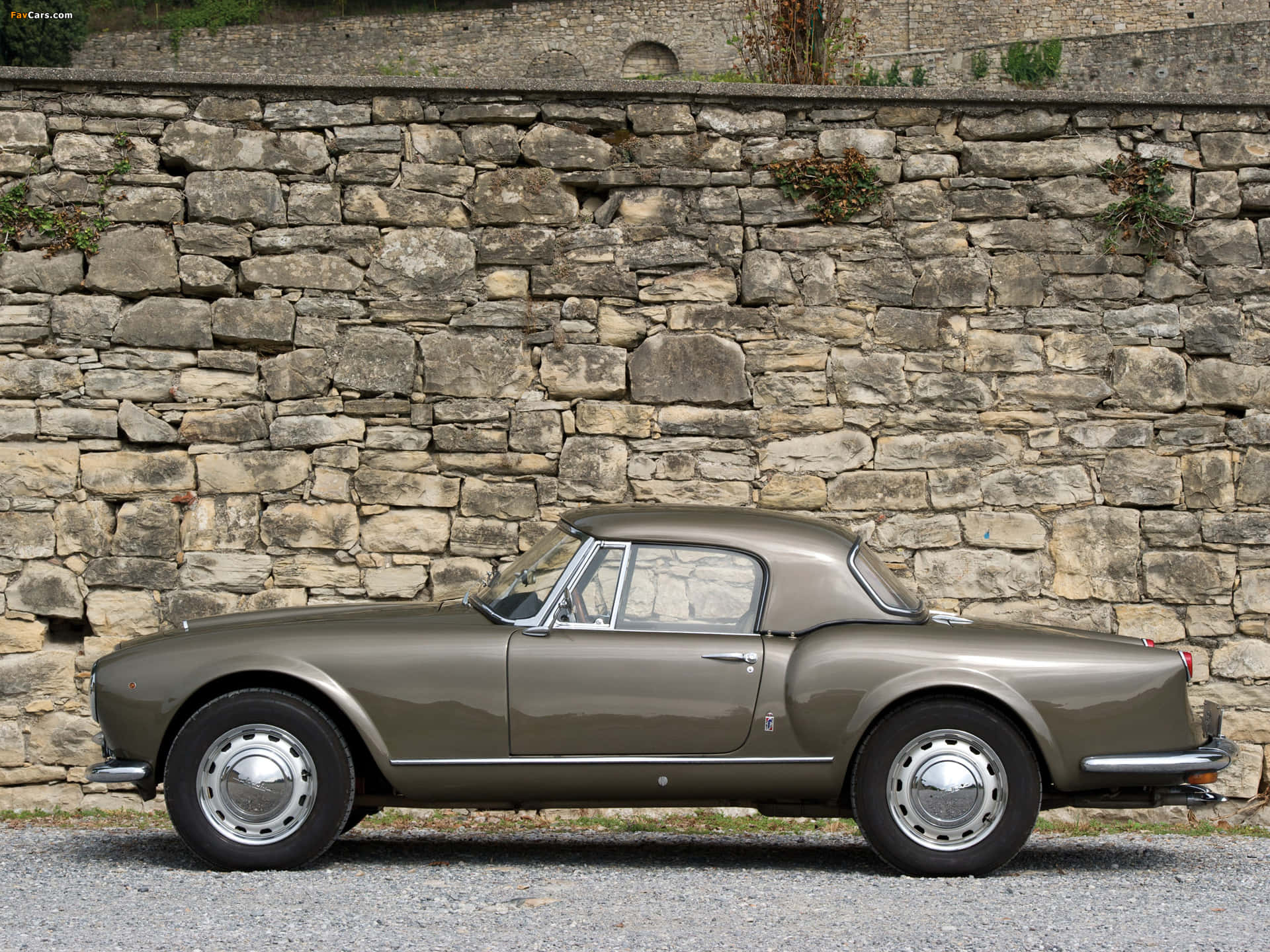 Classic Lancia Aurelia B20 Gt Coupe Steenmuur Achtergrond Achtergrond