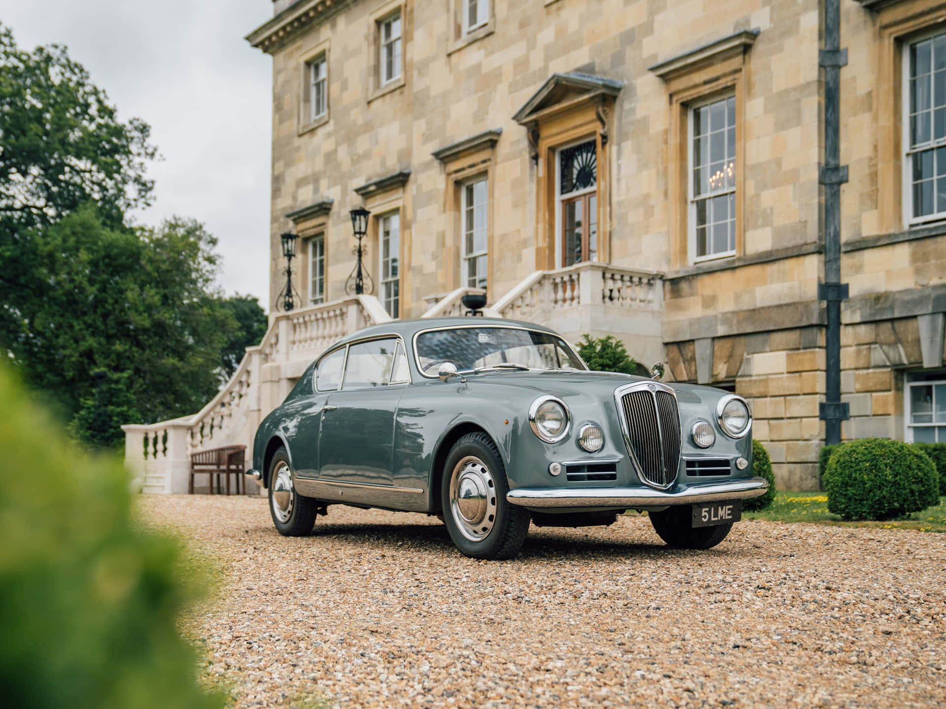 Classic Lancia Aurelia B20 Gt Coupe Bij Landhuis Achtergrond