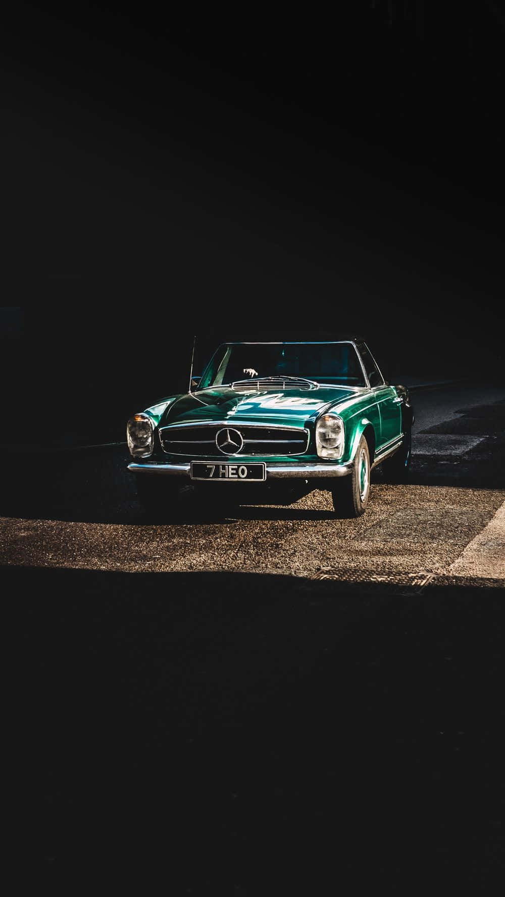 Fange et øjeblik af luksus – En klassisk Mercedes indrammet i elegance Wallpaper