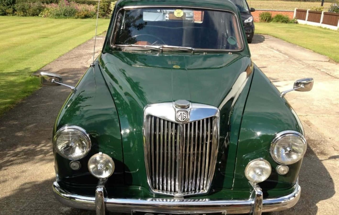 Klassisk Mg Magnette På En Landlig Vei Bakgrunnsbildet