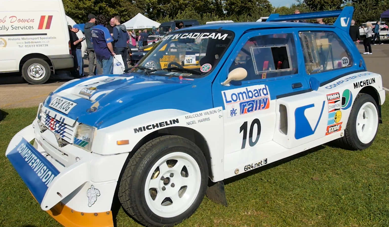 Klassieke Mg Metro 6r4 Rallyauto In Actie Achtergrond