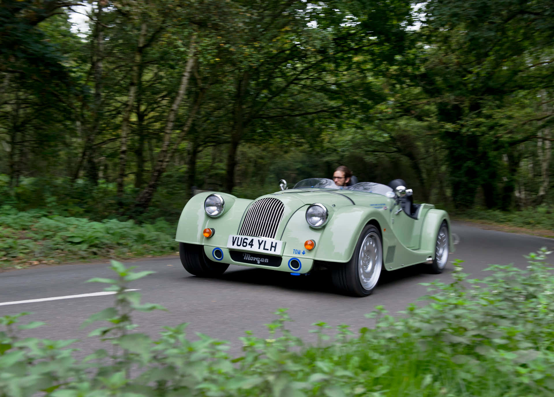 Classic Morgan Plus 8 Op De Open Weg Achtergrond