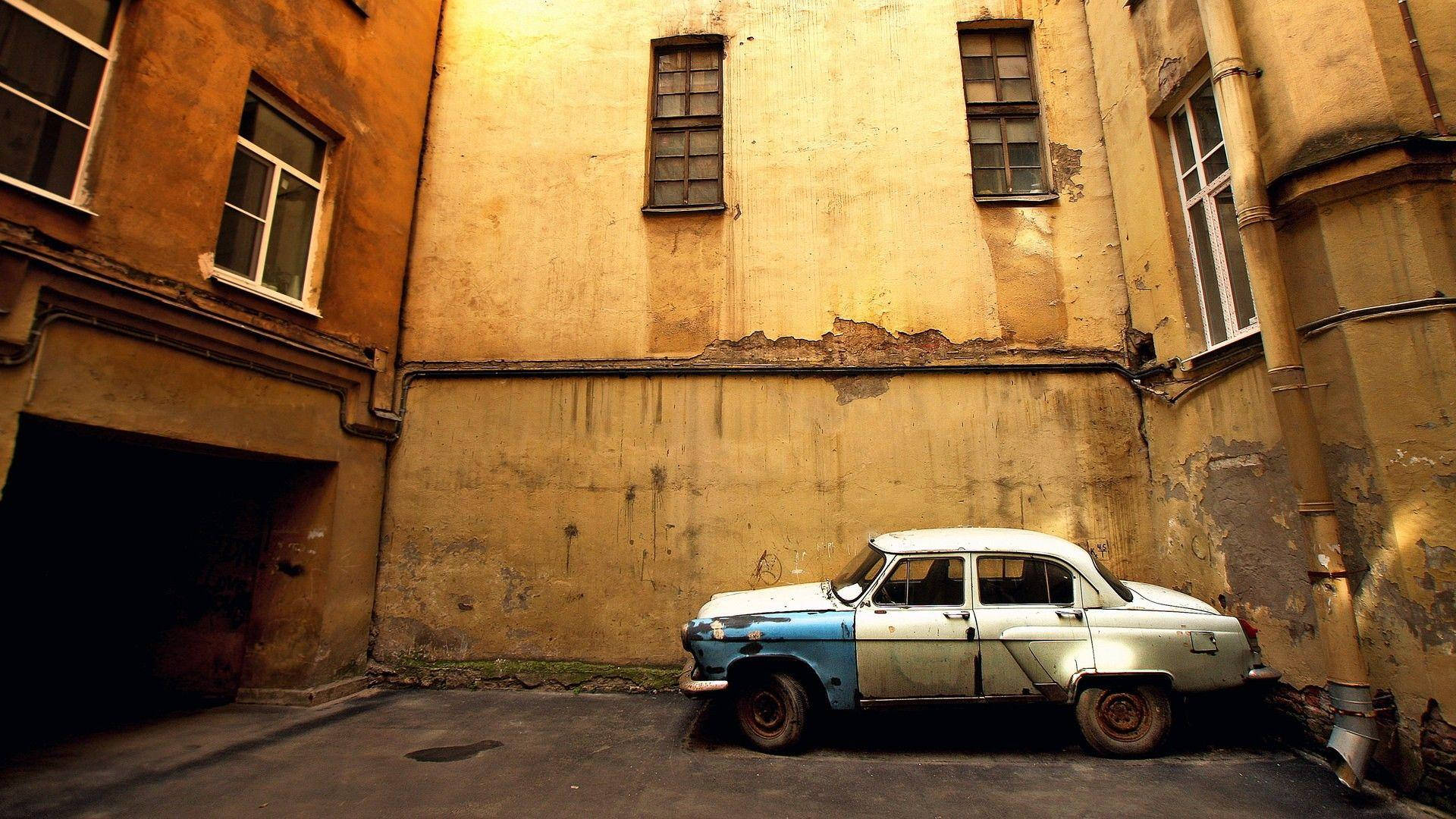 Klassisk gammel rusten bil på en lyse lilla baggrund Wallpaper