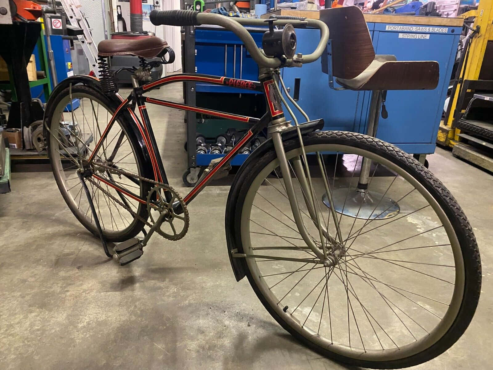 Atelier De Vélo Vintage Rouge Et Noir Classique Fond d'écran