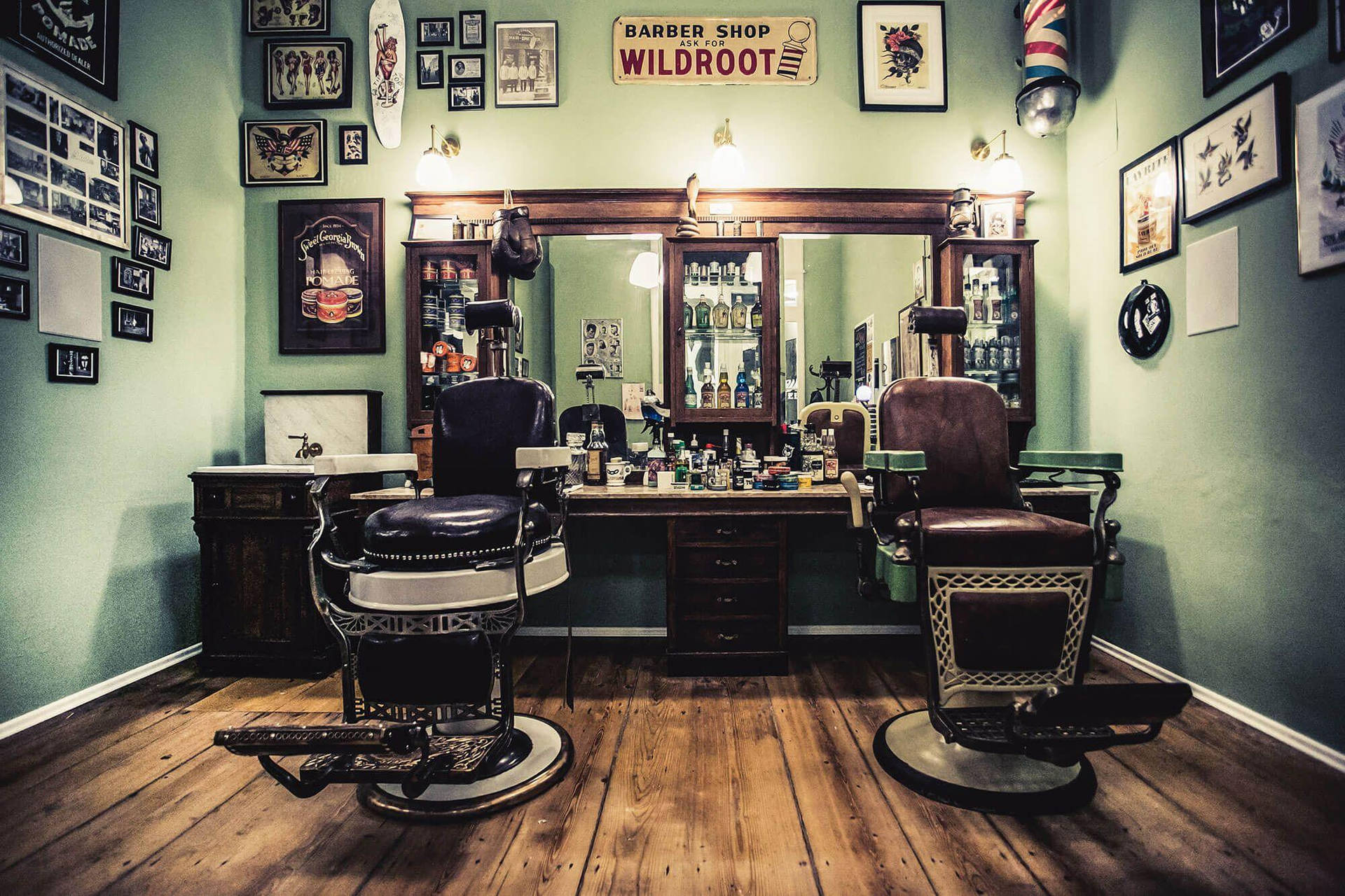 Classic Red, Blue And White Spinning Barber Pole Wallpaper