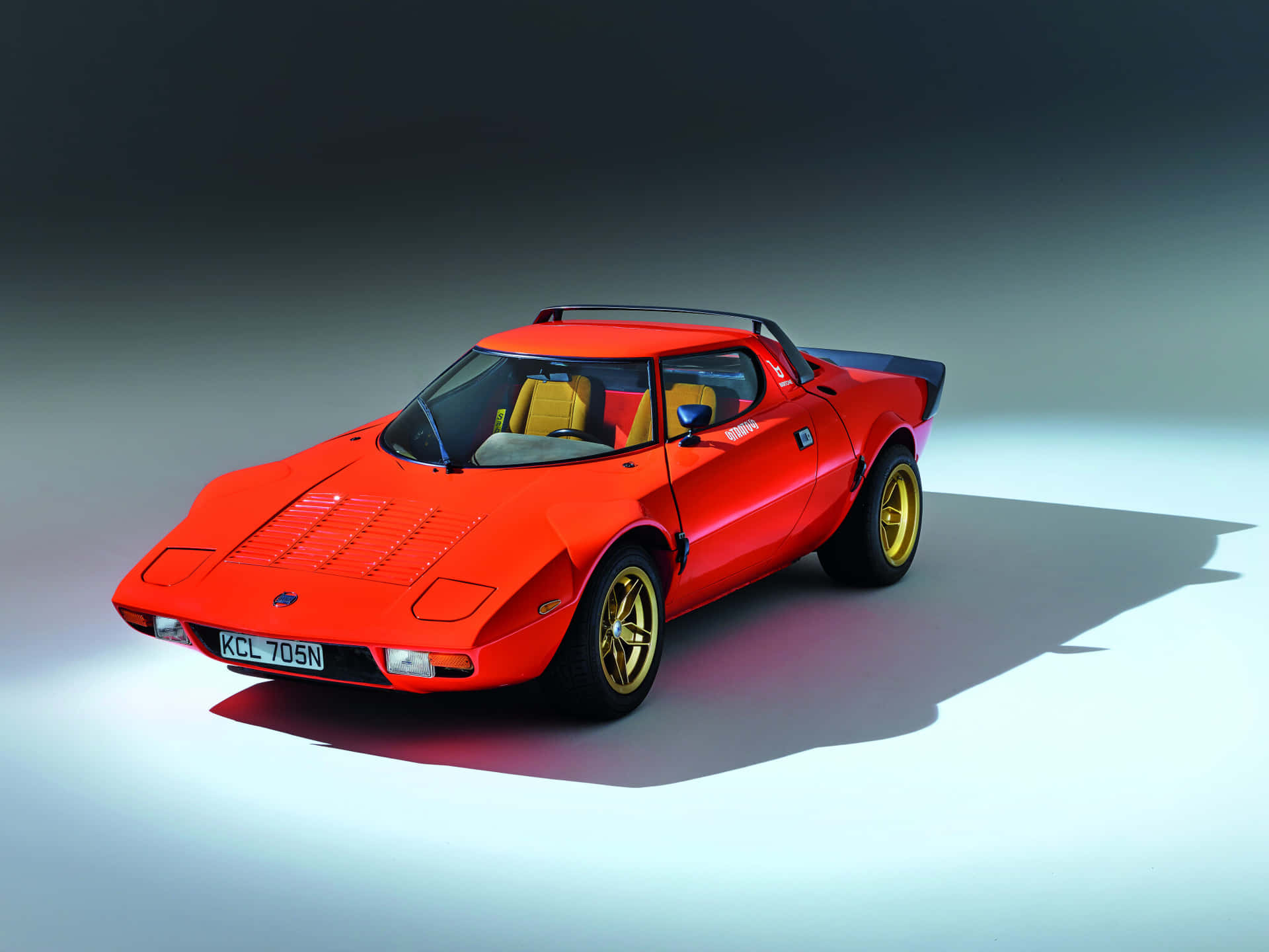 Lancia Stratos Merah Klasik Tampak Samping Wallpaper