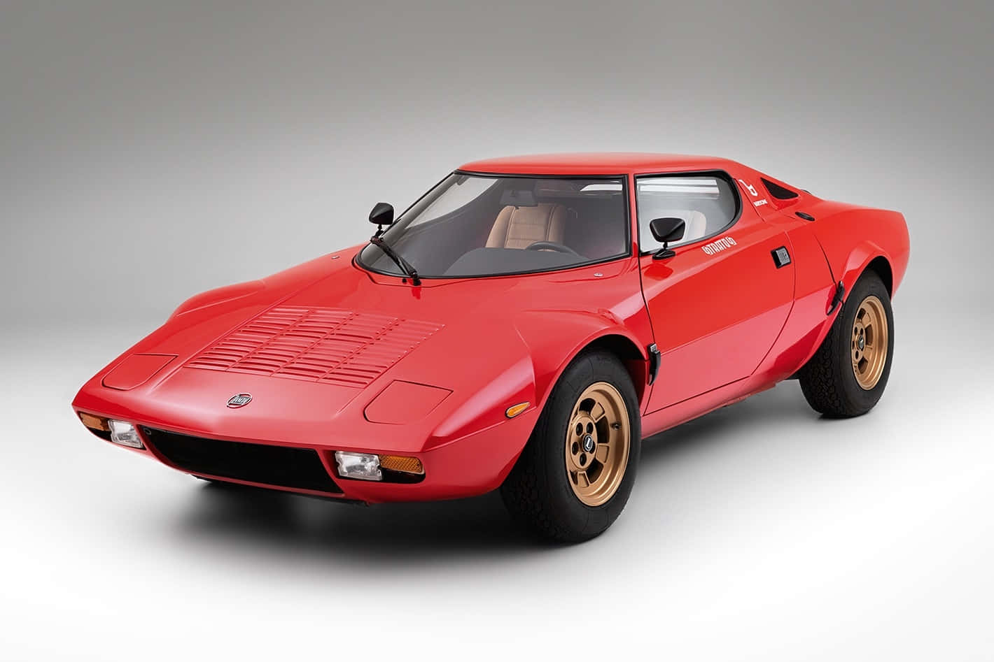 Lancia Stratos Merah Klasik Tampak Samping Wallpaper