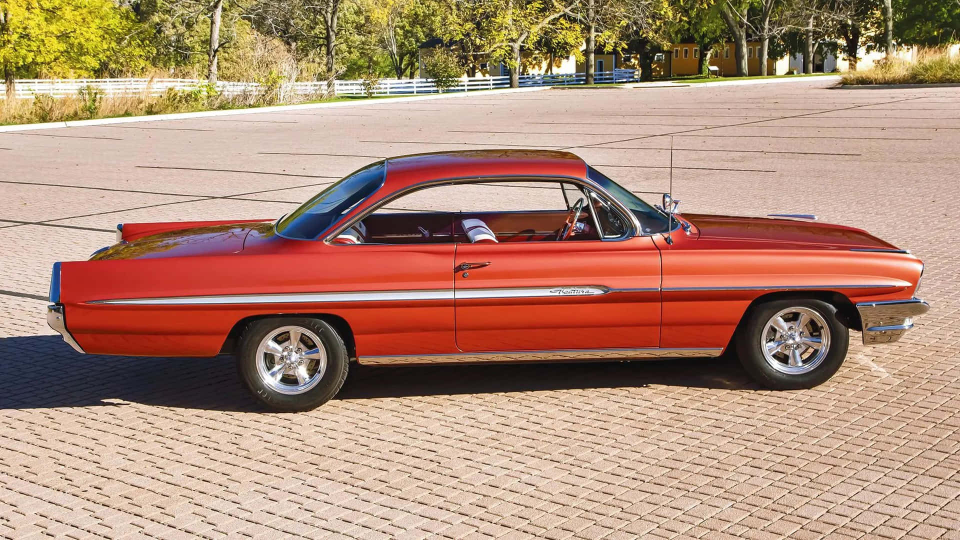 Pontiac Ventura Classique Rouge Garé Fond d'écran