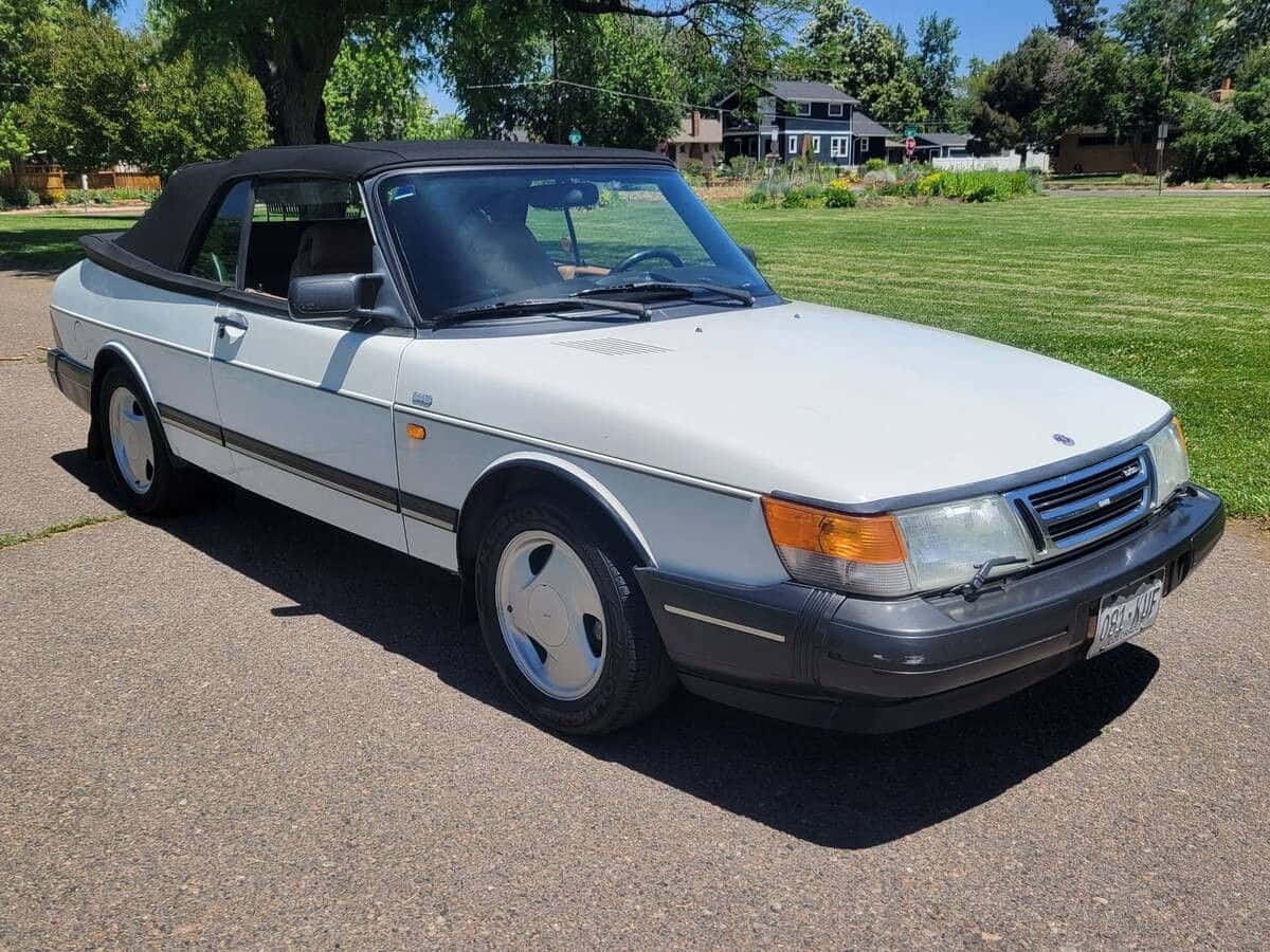 Classic Saab 900 In Pristine Condition Wallpaper